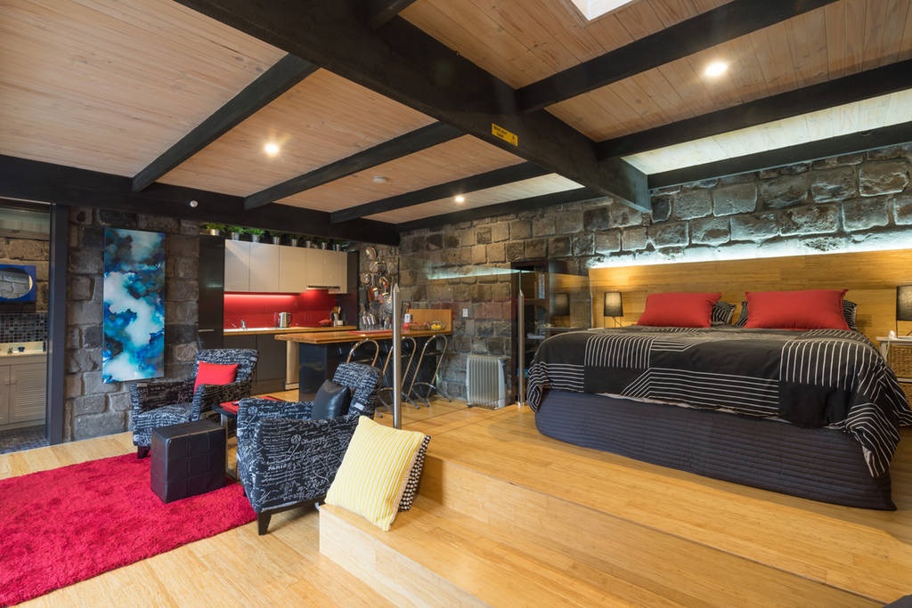 Bluestone 48 Mount Eliza. Hosts: Robyn and Bill. 
