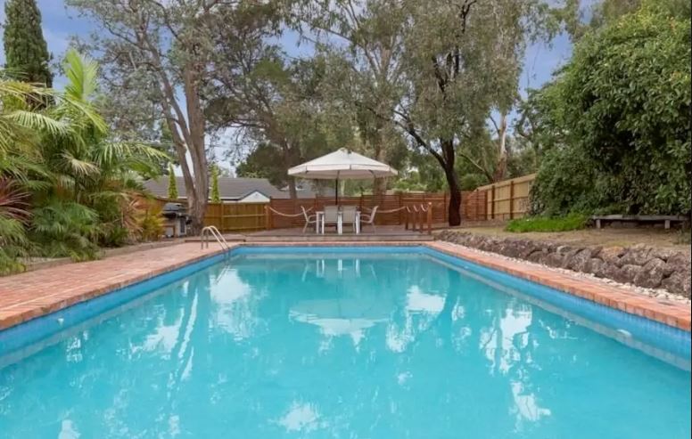 Cozy Bungalow and Pool in Mount Eliza. Hosts: Kate and Hamish.