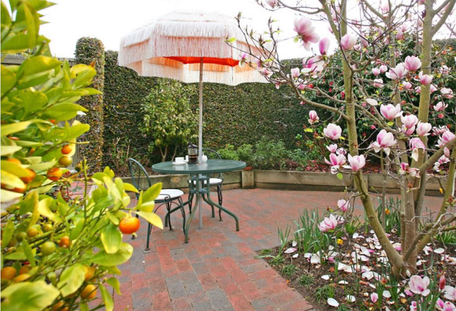 The Courtyard Mount Eliza. Hosts: Patrick and Christine. 
