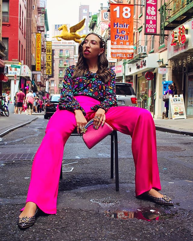 ~ #NYFW Day 4: just taking a quick break in between shows...spotted in China Town wearing @ysl top from @whatgoesaroundnyc pants from @sachinandbabi shoes from @manoloblahnikhq and bag from @mingrayofficial #MakingitinNYFW 💘💋👑💫🥡🚗🌆📸 @amymorsep