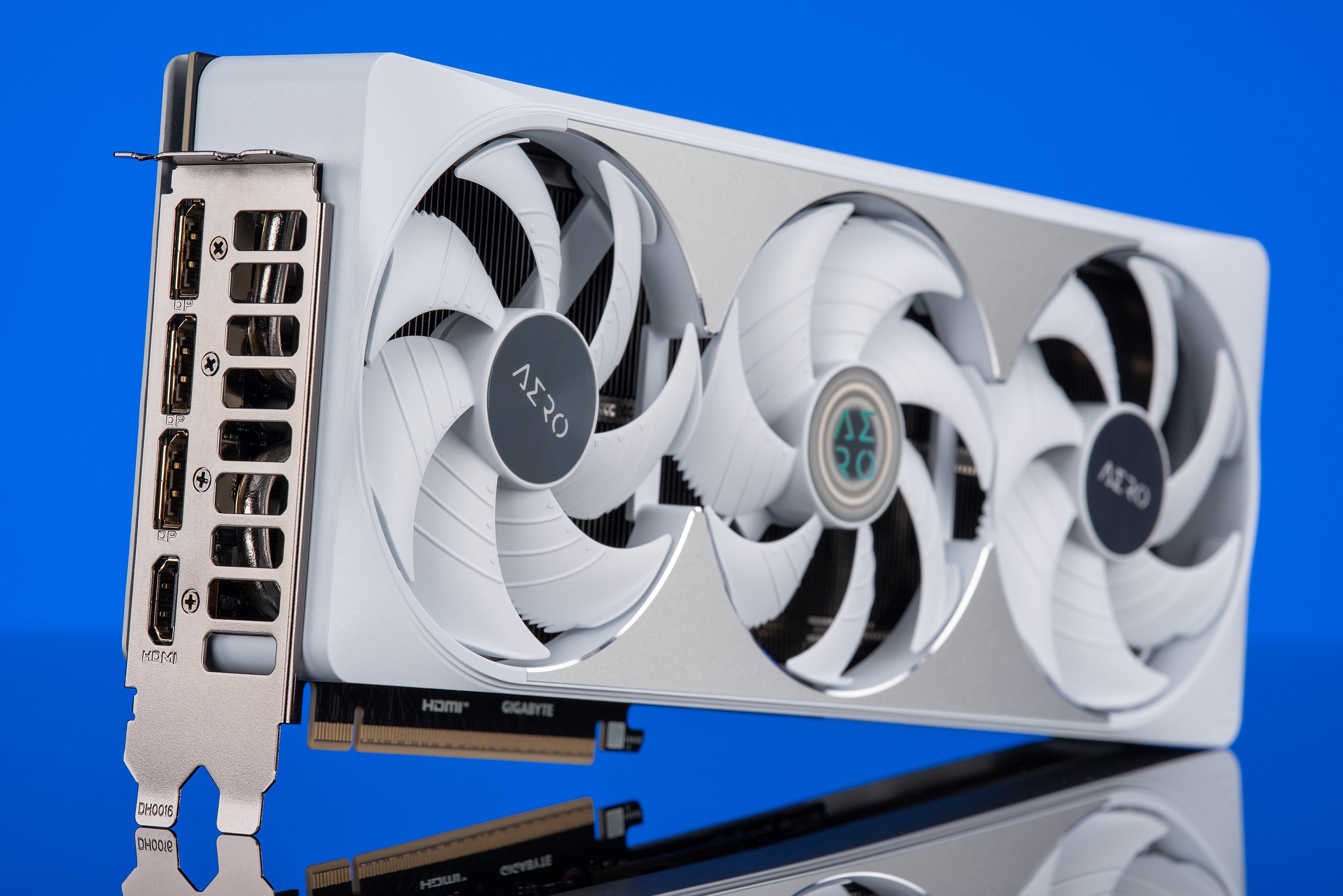 GIGABYTE AERO GeForce RTX 5080 16GB_4.jpg
