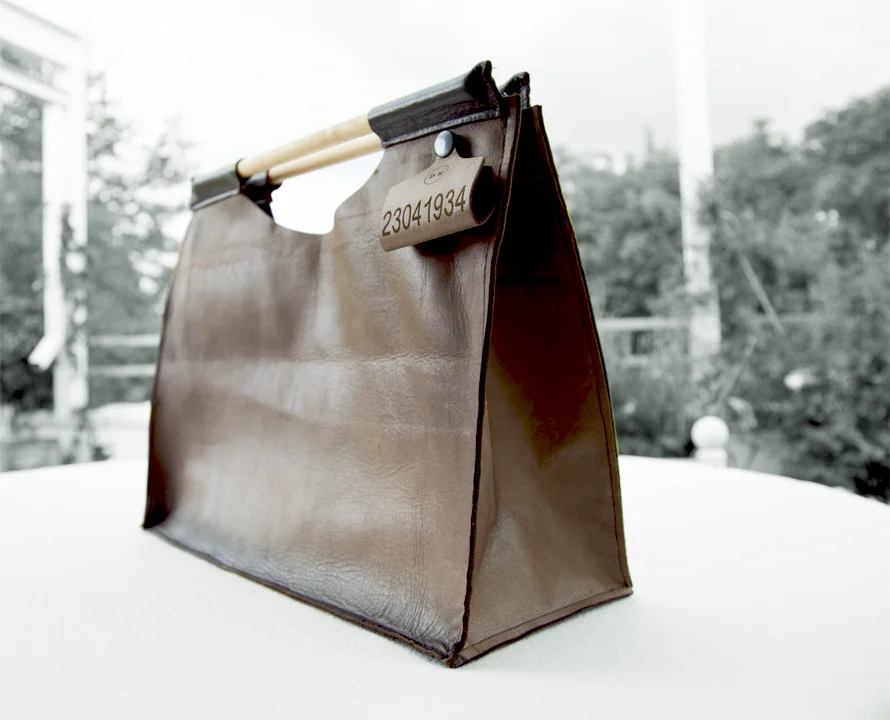  Wooden handles and a self-supporting structure keep the bag working hard 