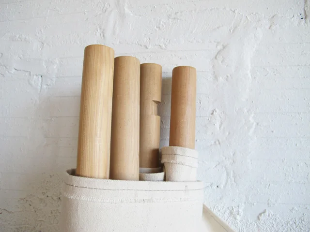  Dowels with notches for registration of the drape over the structure 