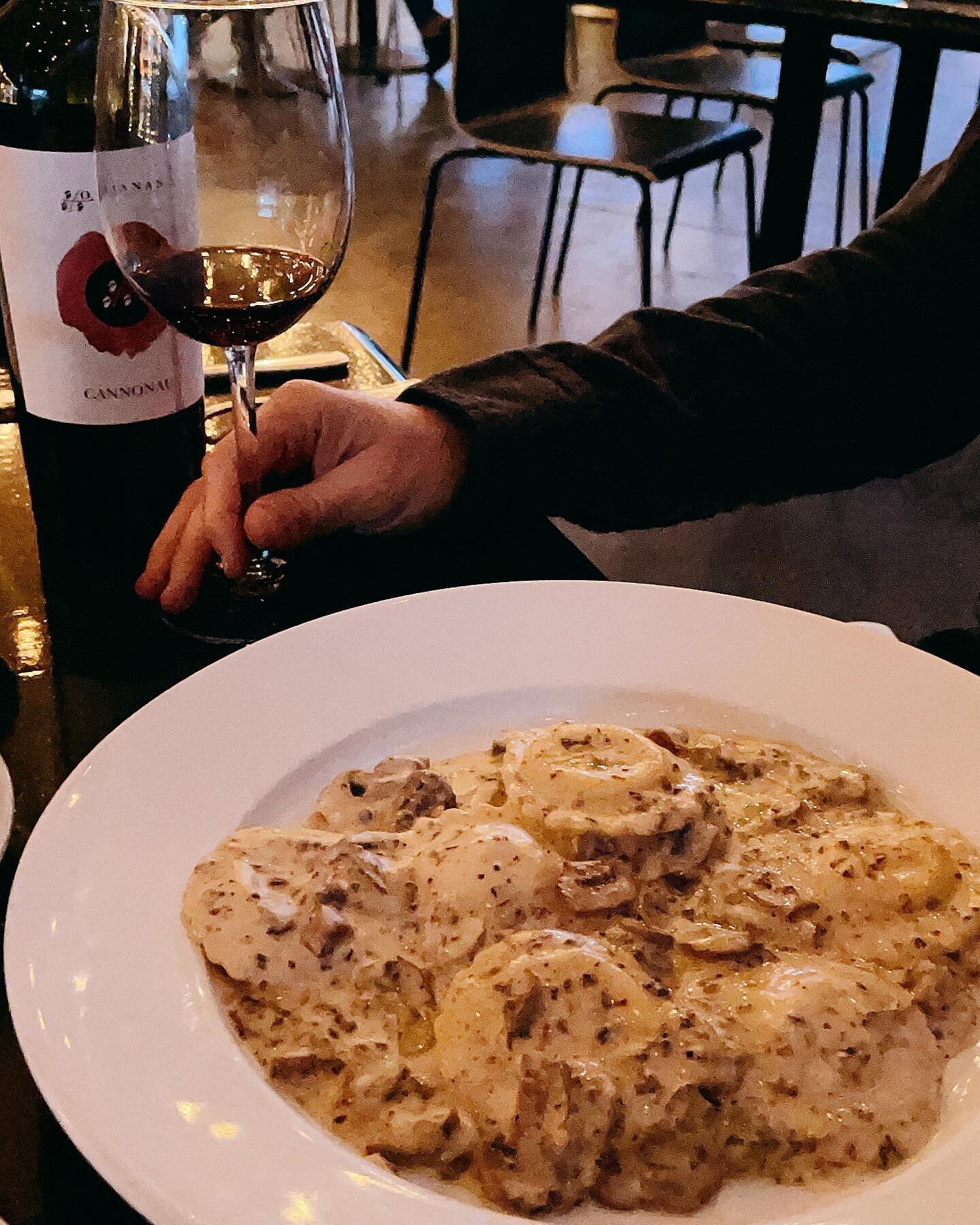 Wine and truffle mushrooms ravioli 🍷 = perfect Saturday night ✨