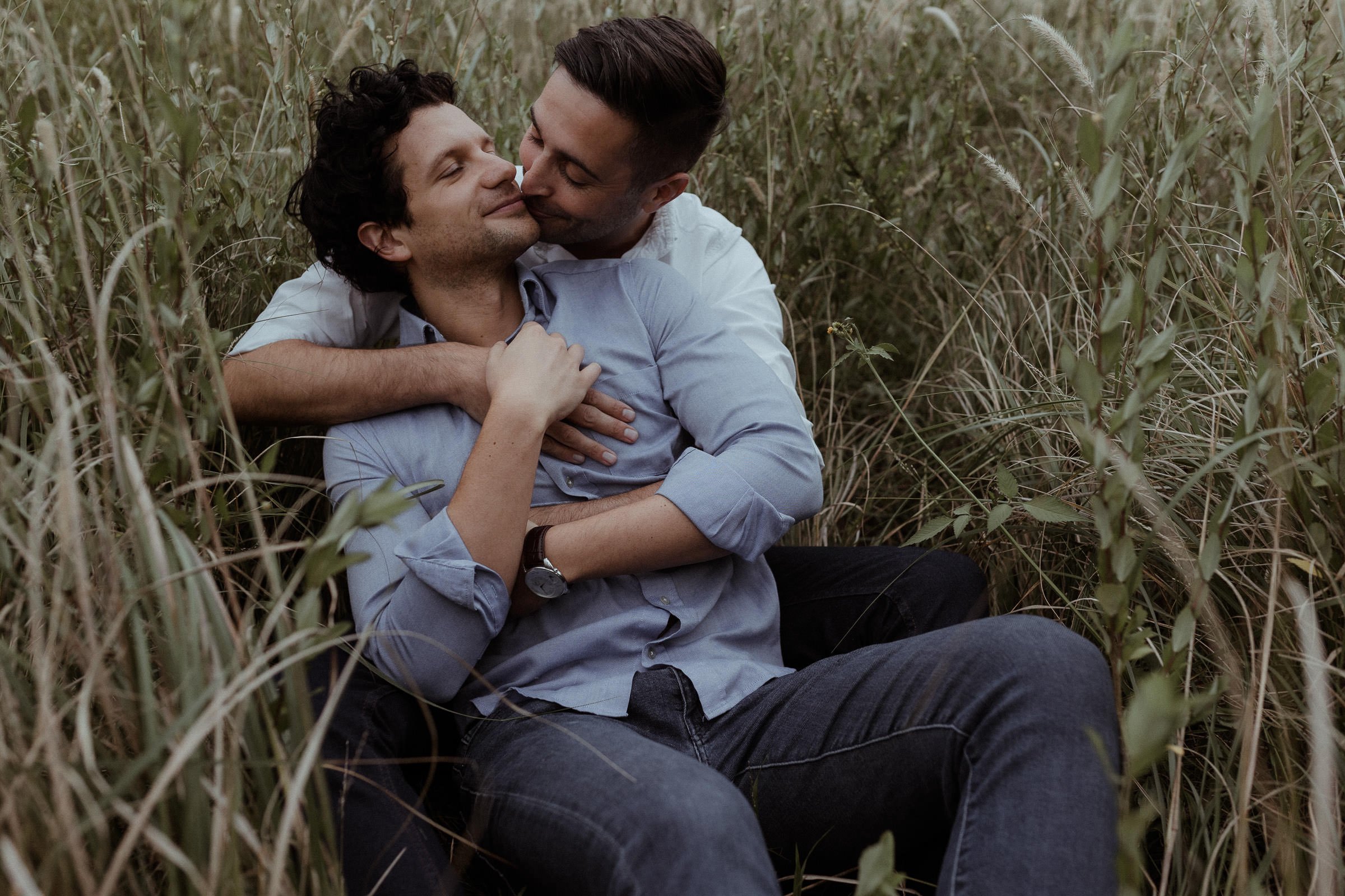 lgbtq-couple-anniversary-session-in-the-countryside-39.jpg