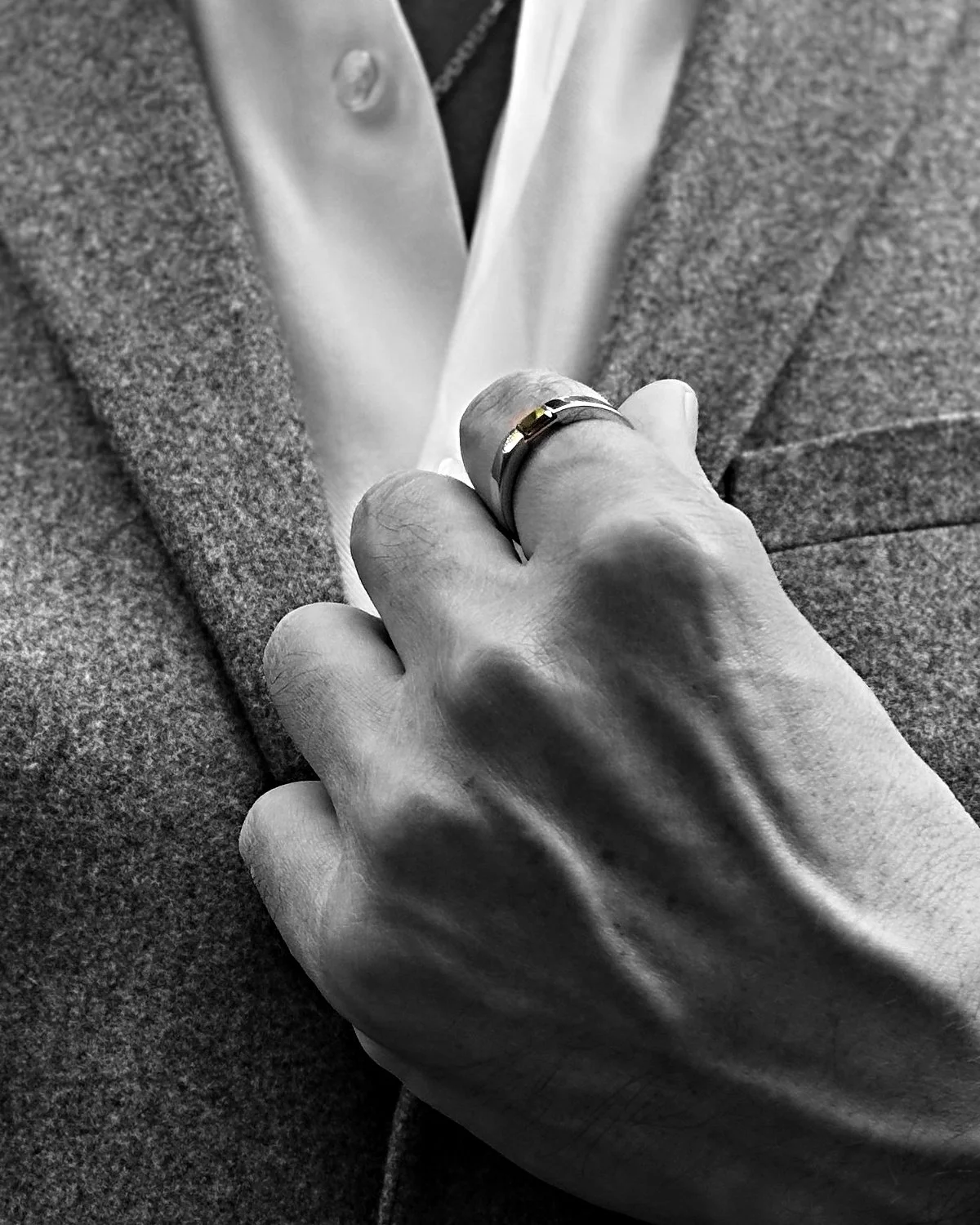 01_ECHO-Presence_HERO_lapel.jpg