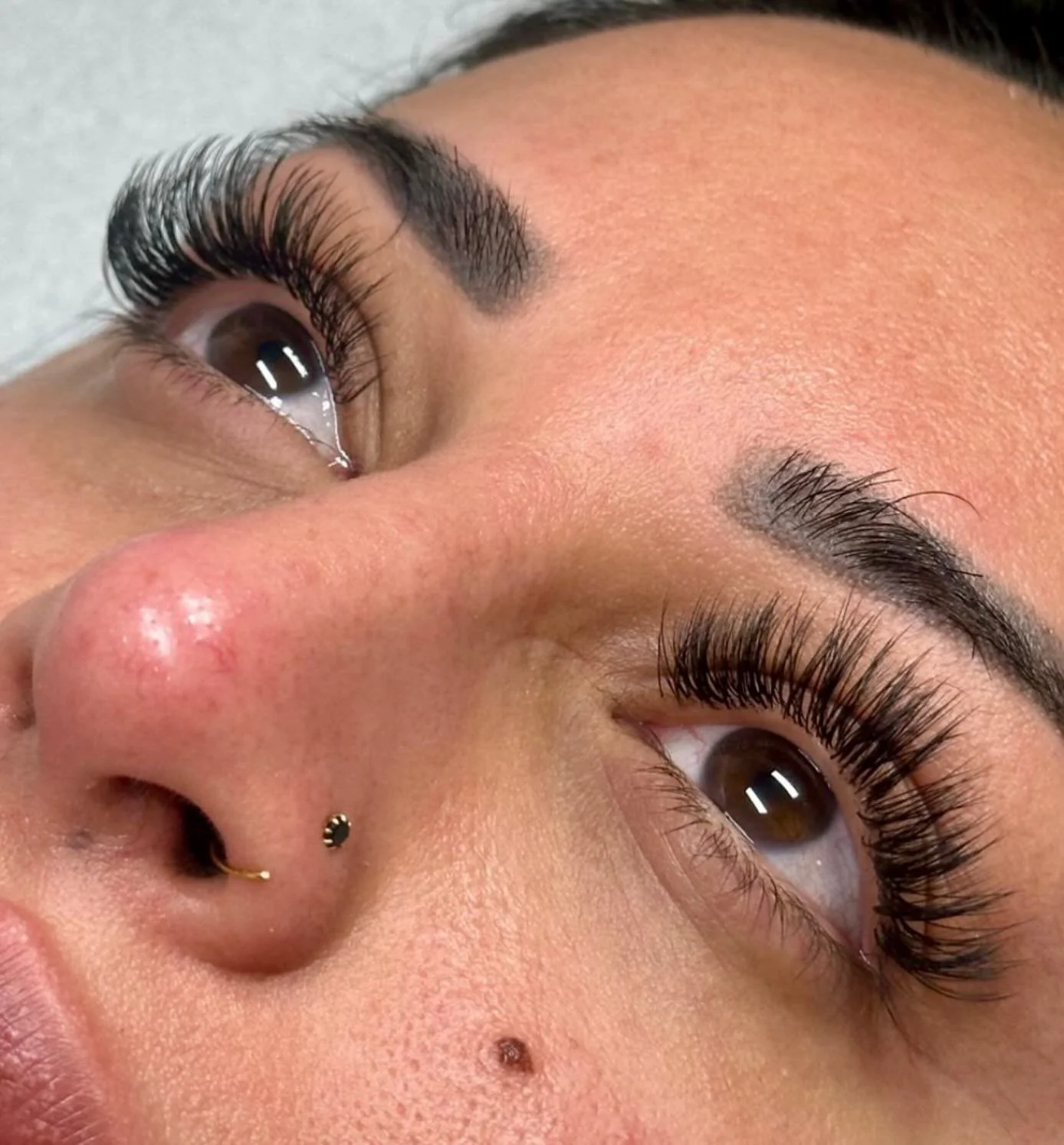 Come in with a vision and we&rsquo;ll bring it to life. 💁&zwj;♀️⁣
Our gorgeous girlie wanted long, wispy lashes&mdash;not too curly&mdash;and I&rsquo;d say we got the memo. 👀✨⁣
⁣
This stunning set was created by our LtL Queen Erika 👑 ⁣
We&rsquo;re