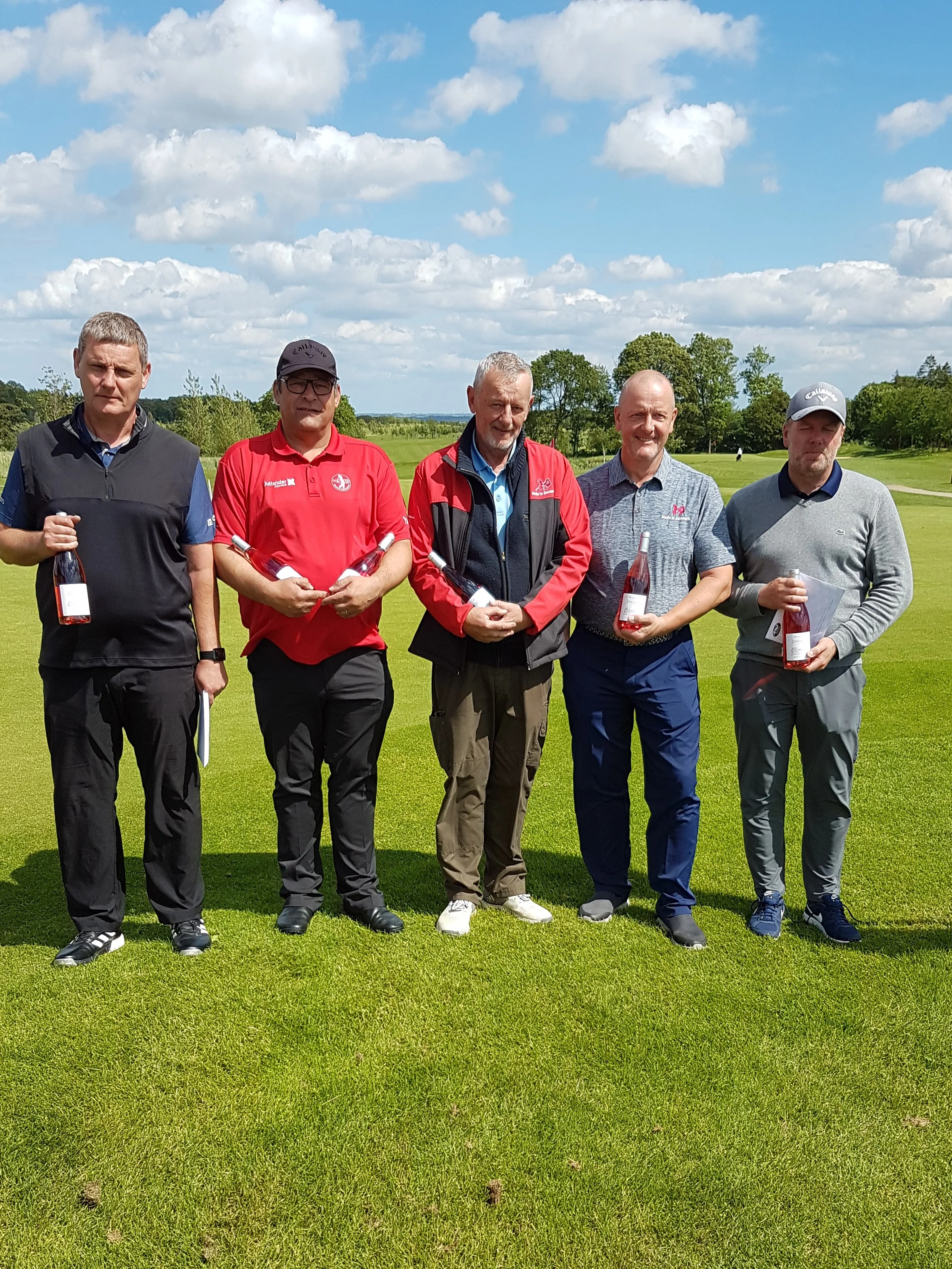 Præmiemodtagere tættest flaget - 1 flaske vin fra Jysk Vin, Randersn Hul 1 - Morten Herping - 2.69 m Hul 4 - Jørgen Lilleris - 1.69 m Hul 8 - Ole Bonde - 6.86 m Hul 12 - Oli Pall Engilbertsson - 4.07 m Hul 14 - Kent Tonnesen - 2.82 m