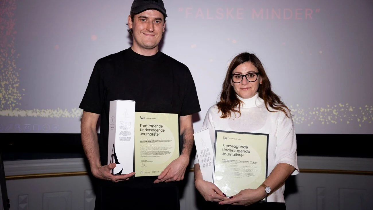I november 2025 vinder Frederik Hugo Ledegaard Thim og jeg FUJ's Formidlingspris for vores podcastserie Falske Minder. (Foto: Amalie Haun/FUJ)