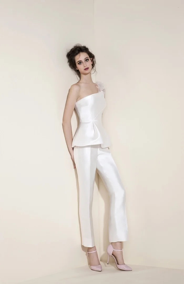 Tosca-Spose-collezione-Essentia-2016-abiti-sposa-modello-Pantalone1-700x1080.jpg