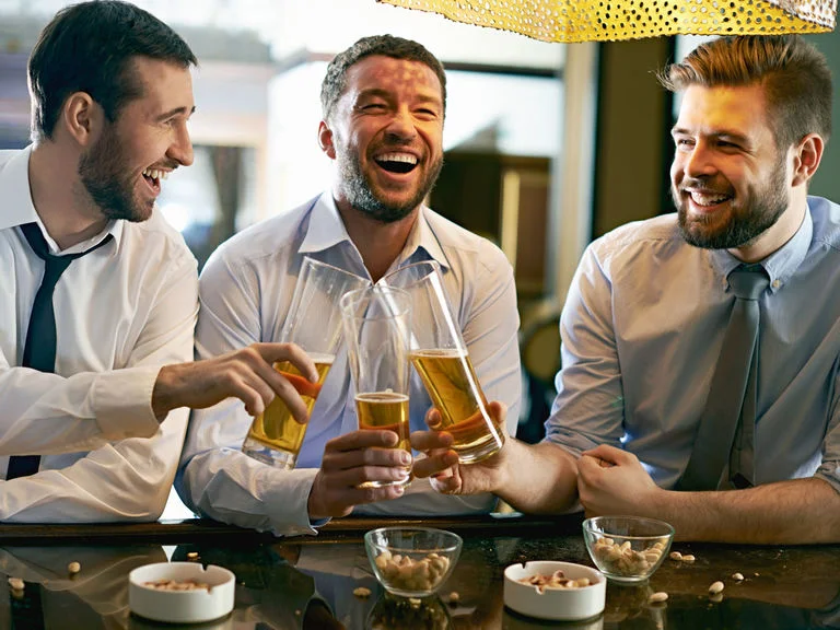 L'ADDIO AL CELIBATO NEL 2017? NIENTE PIù ECCESSI MA AMICI E UN BICCHIERE DI BUON VINO (ANCHE DUE)