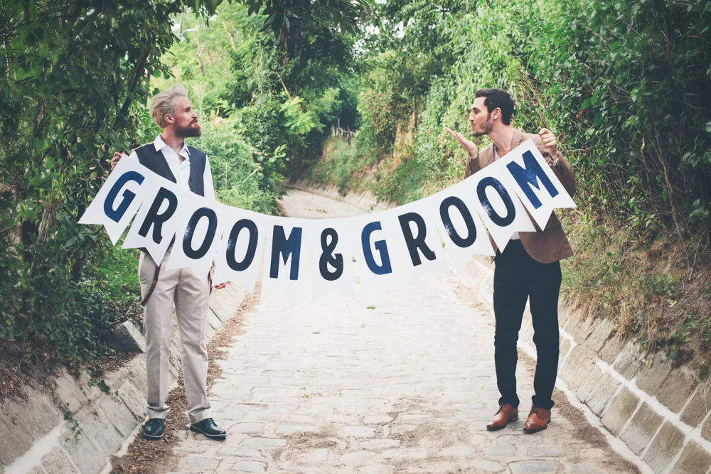 gay hochzeit blue2_rotknopf anzug.jpg