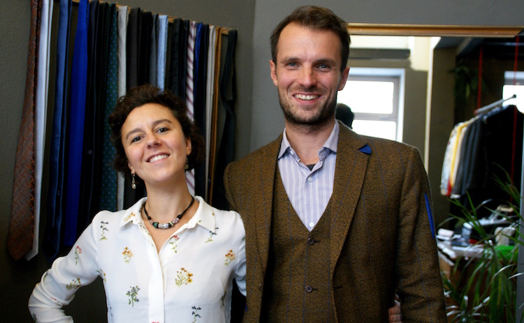 Pola Malandain, Oliver Schwarz, Rotknopf, Herren Anzug Wien, Massanzug Wien, Herrenmode Wien