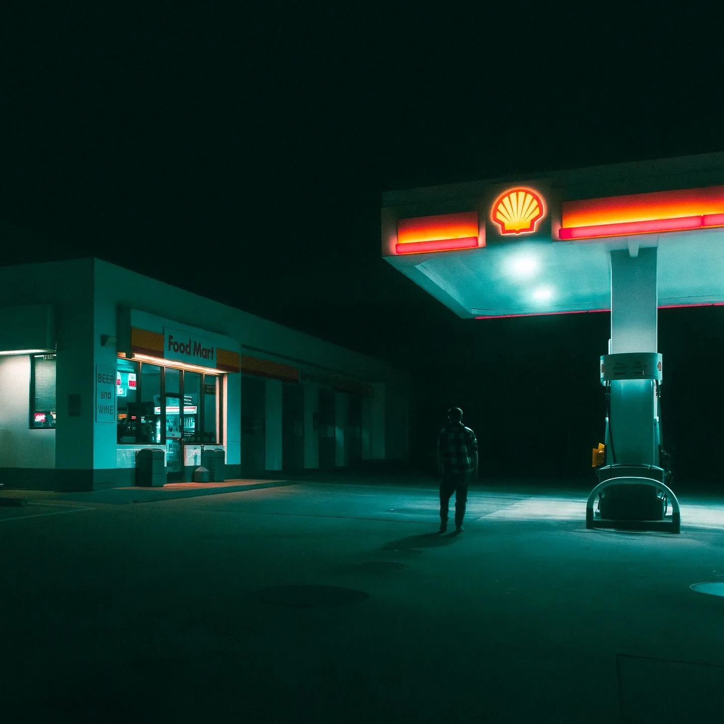 I&rsquo;m still a sucker for late night gas station scenes. Swipe to see the full photo 👉🏻 

I&rsquo;m exploring taking more cinematic style photos &mdash; as if it&rsquo;s a screenshot plucked from a movie. Definitely a lot of fun to think of comp
