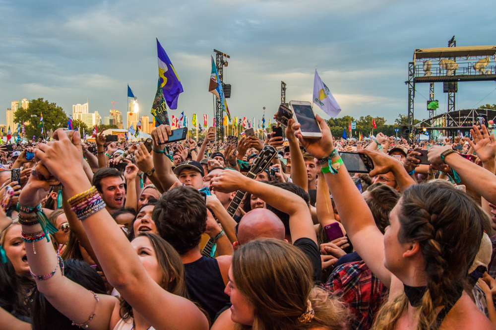 Cage-the-Elephant_in-crowd.jpg