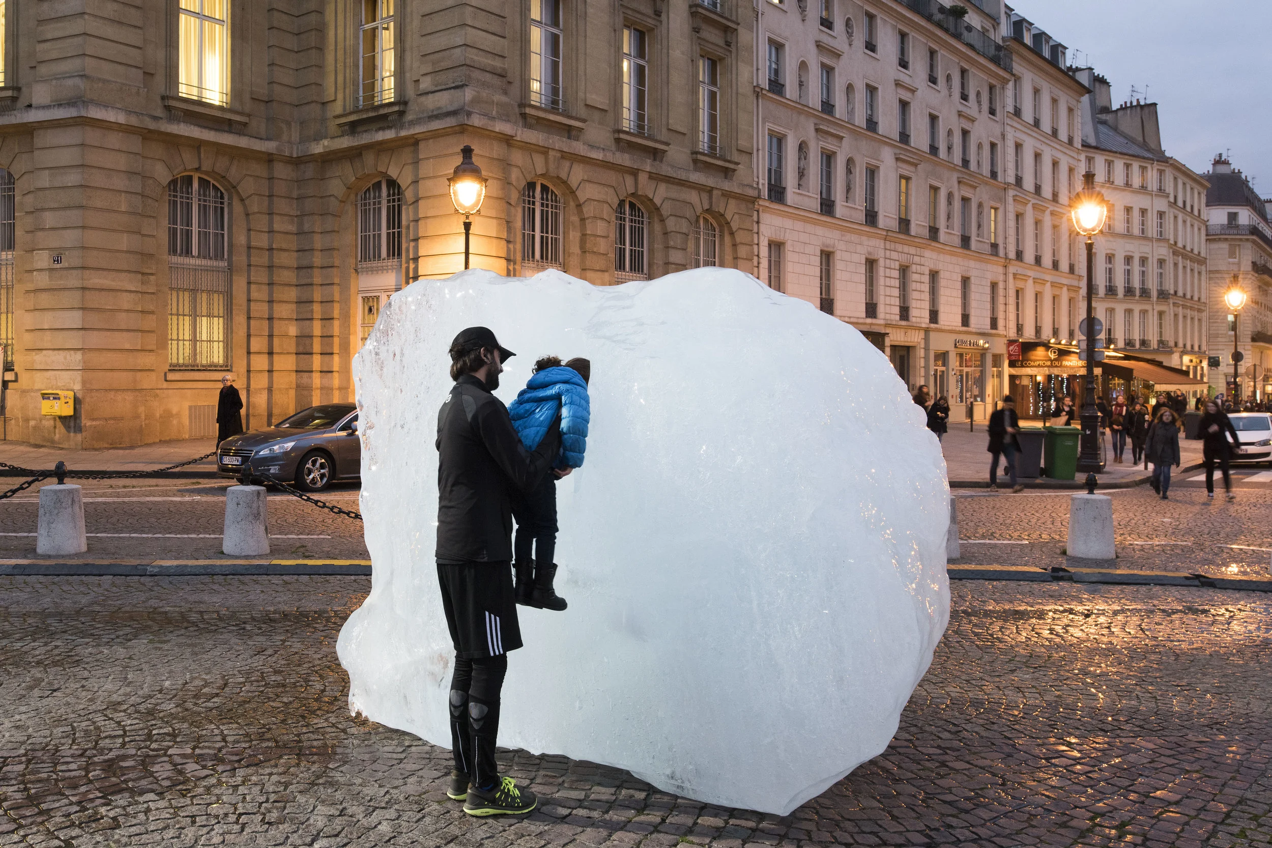 OLAFUR ELIASSON. “ICE WATCH” (2015). CAPTURED ICEBERGS ARRANGED IN FRONT OF PLACE DU PANTHÉON, PARIS ON THE OCCASION OF COP 21 – UNITED NATIONS CONFERENCE ON CLIMATE CHANGE. PHOTO: MARTIN ARGYROGLO.