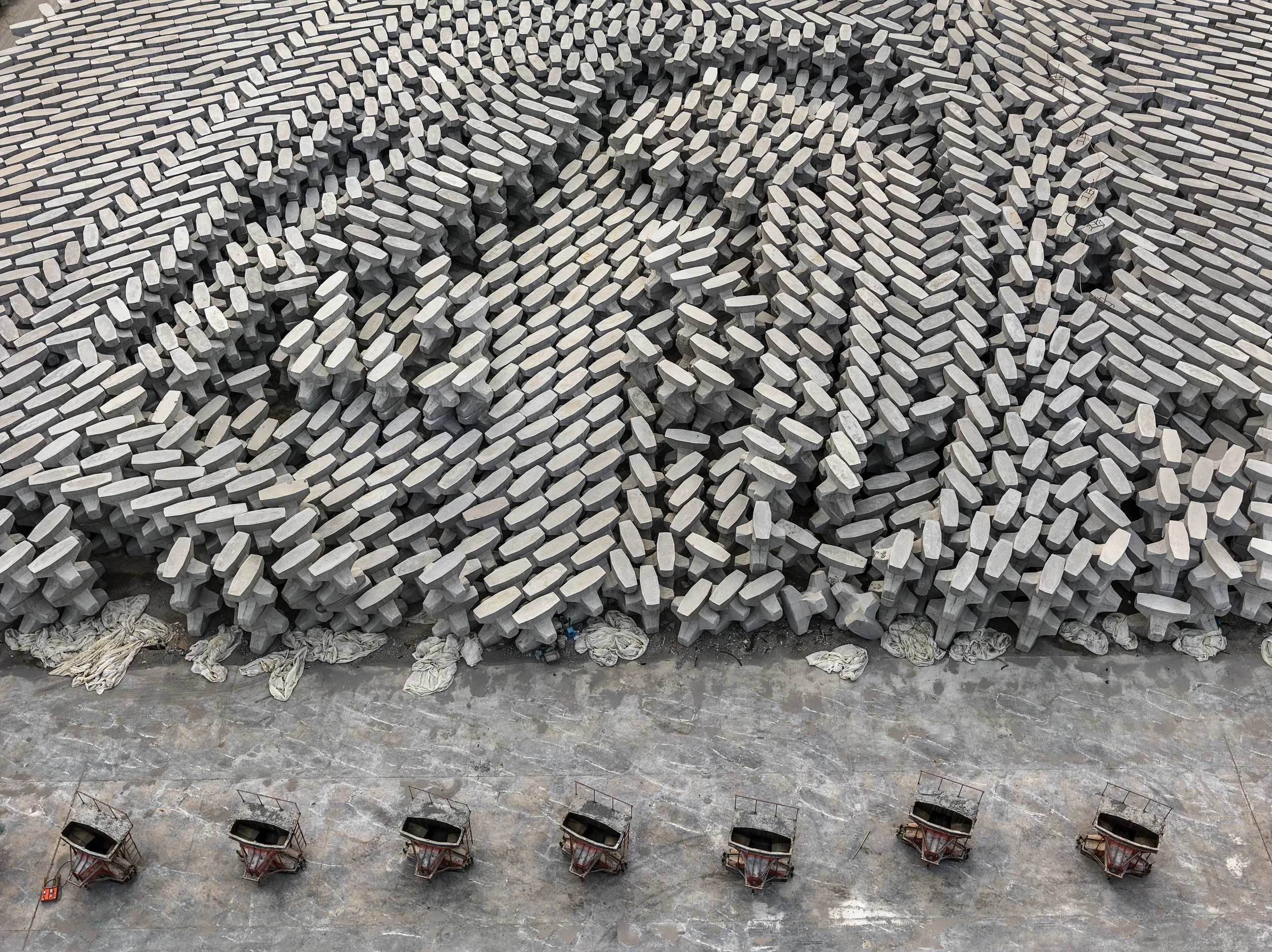Edward Burtynsky. “tetrapods #1, Dongying, China” (2016). Photo(s) © Edward Burtynsky. Courtesy Robert Koch Gallery, San Francisco / Nicholas Metivier Gallery, Toronto.
