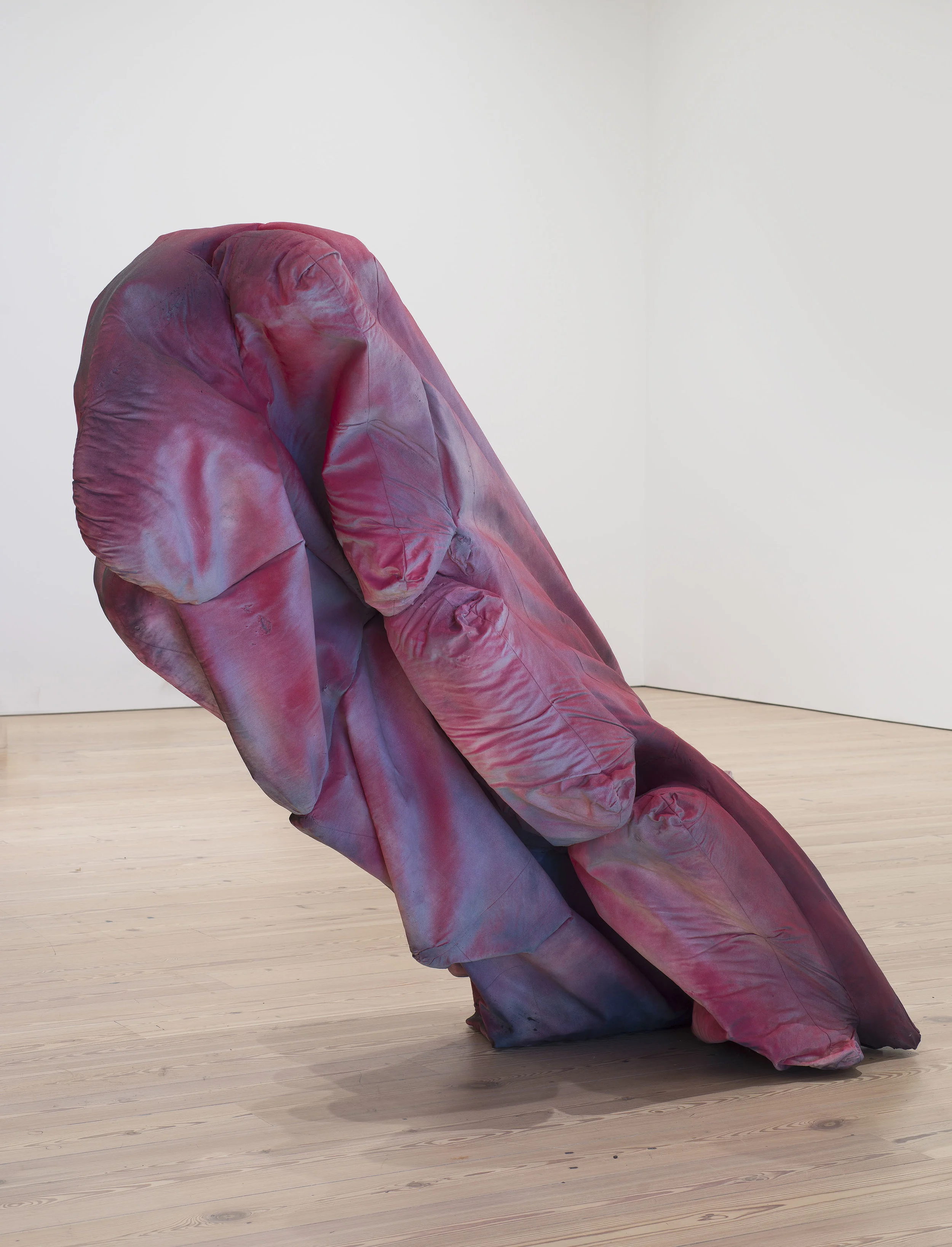 KAARI UPSON. “IN SEARCH OF THE PERFECT DOUBLE (I)” (2016). URETHANE, PIGMENT AND ALUMINUM. 200.7 CM X 78.7 CM X 193 CM / 79 IN X 31 IN X 76 IN. © KAARI UPSON. COURTESY OF THE ARTIST, SPRÜTH MAGERS AND MASSIMO DE CARLO. PHOTO BY BILL ORCUTT.