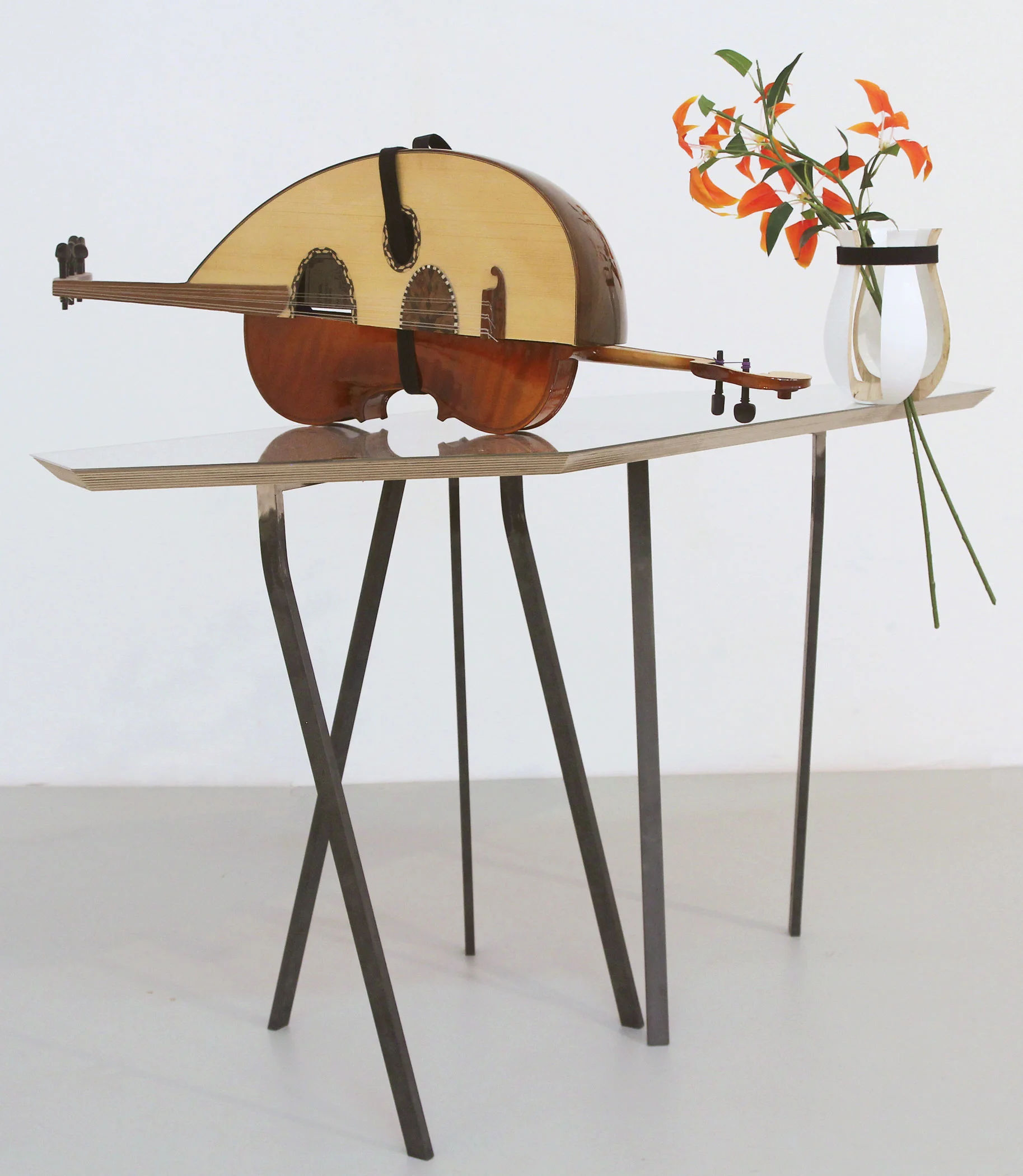 JANE BENSON. “A PLACE FOR INFINITE TUNING II” (2015). HAND-CUT VIOLIN AND OUD, PLYWOOD, MIRRORED PLEXIGLASS, VELCRO AND LATEX PAINT. ©2018 JANE BENSON. ©2018 SKIRA EDITORE, MILAN.