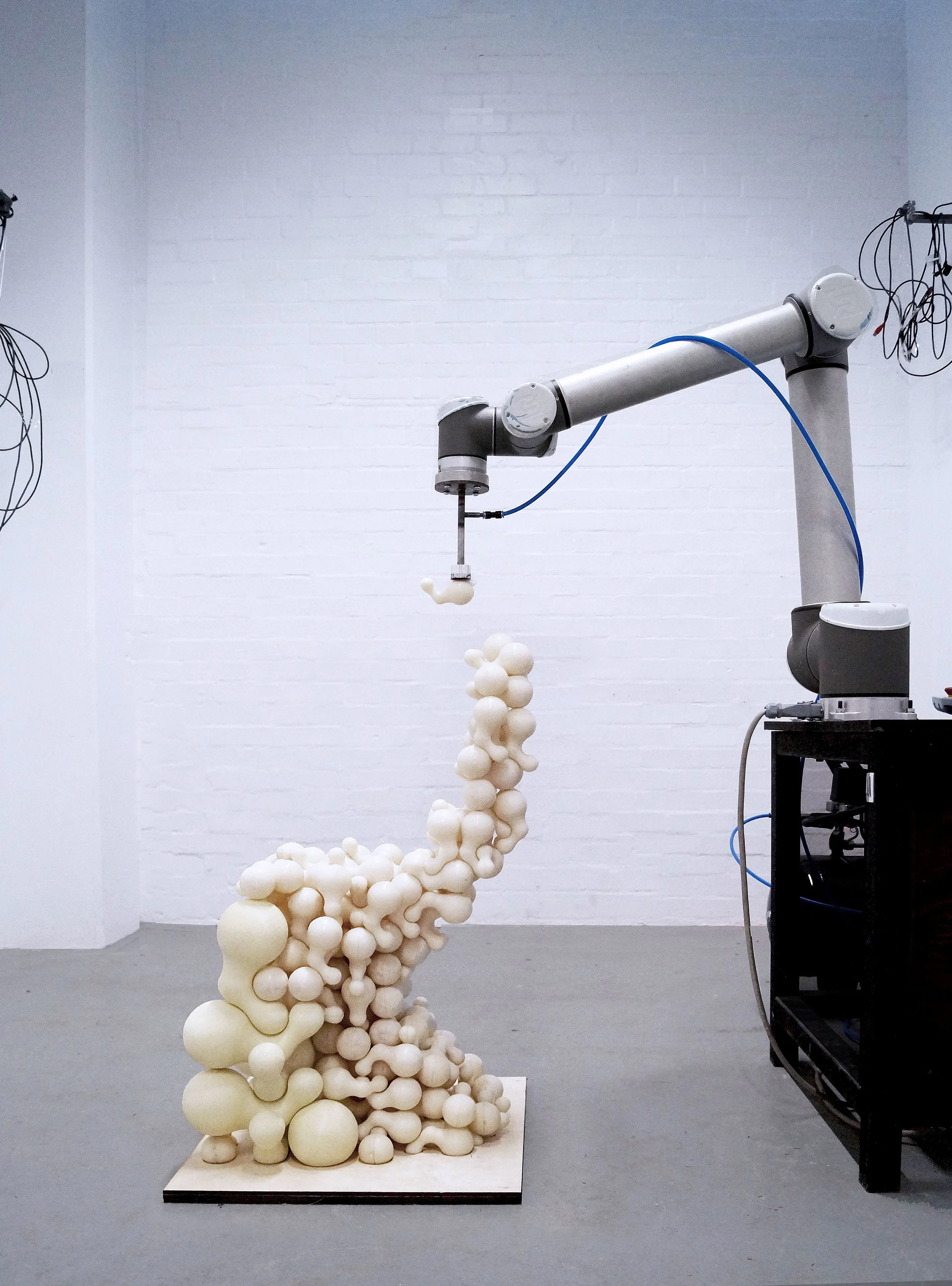 DESIGN COMPUTATION LAB - GILLES RETSIN & MANUEL JIMENEZ. MICKEY MATTER ROBOTICALLY ASSEMBLED CHAIR, 2017.