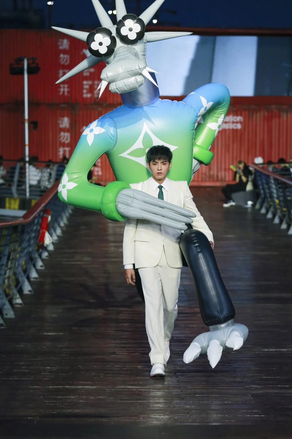 LOUIS VUITTON FLAUNT 1.jpg