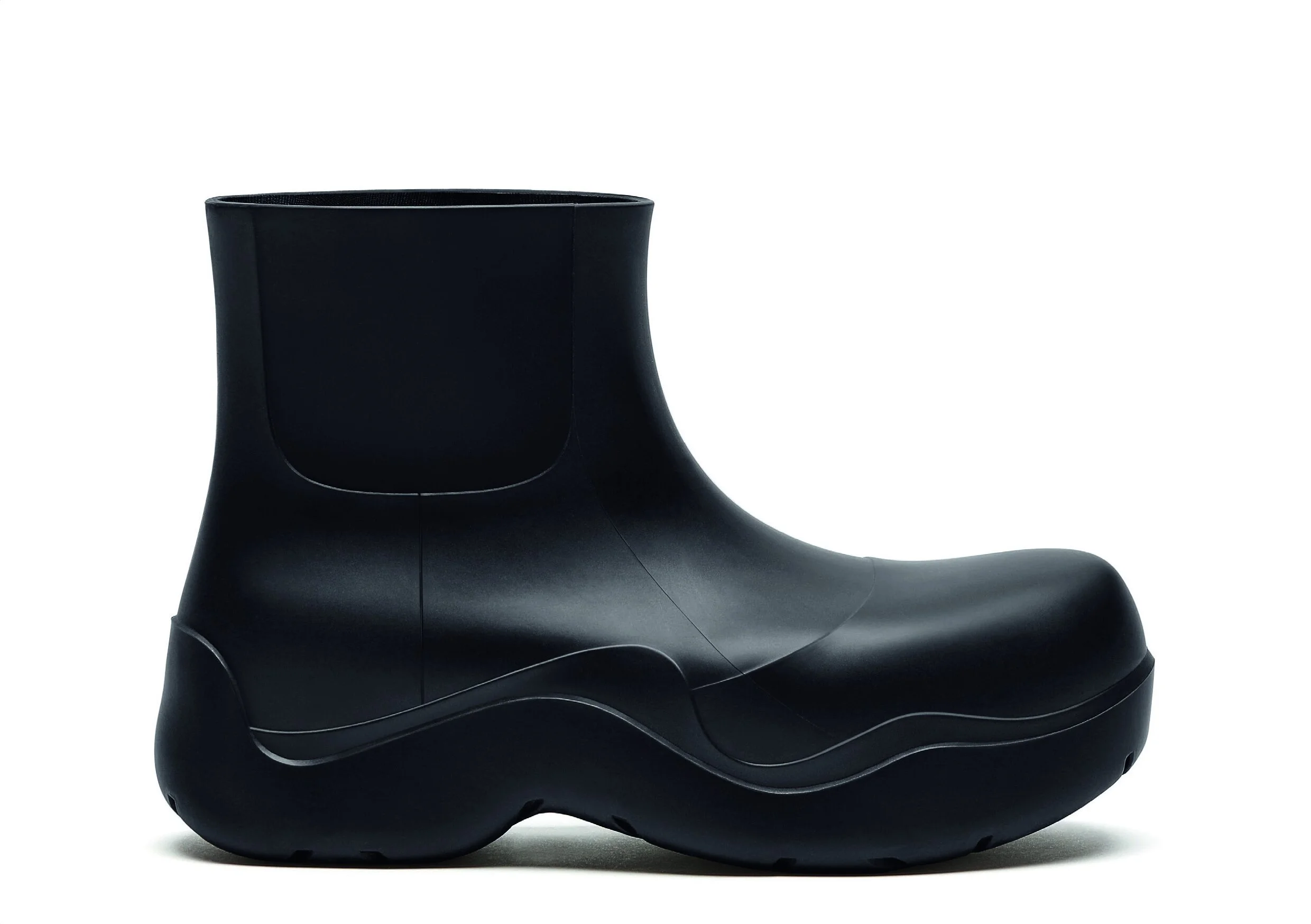 Bottega Veneta / New Puddle Boot / Fall 2020 Launch display picture 1