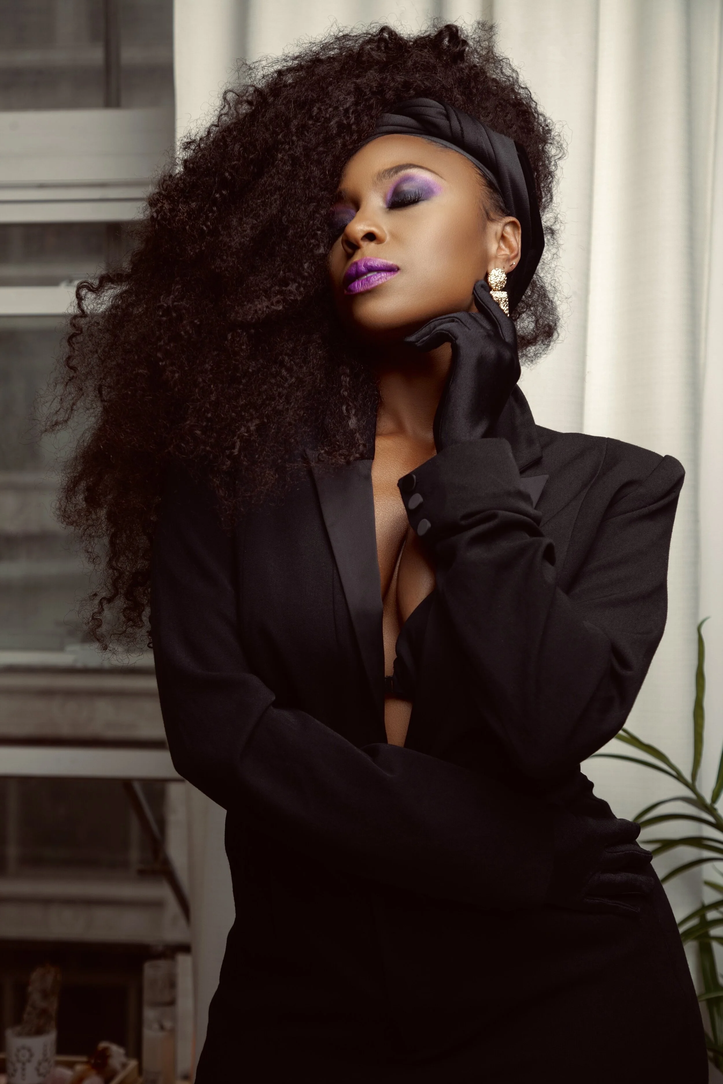 Блэк вайт группа. Девочка с кудрявыми волосами. Клава кока в блэк стар на камеди клаб. 10 лет блэк. 10 лет блэк.