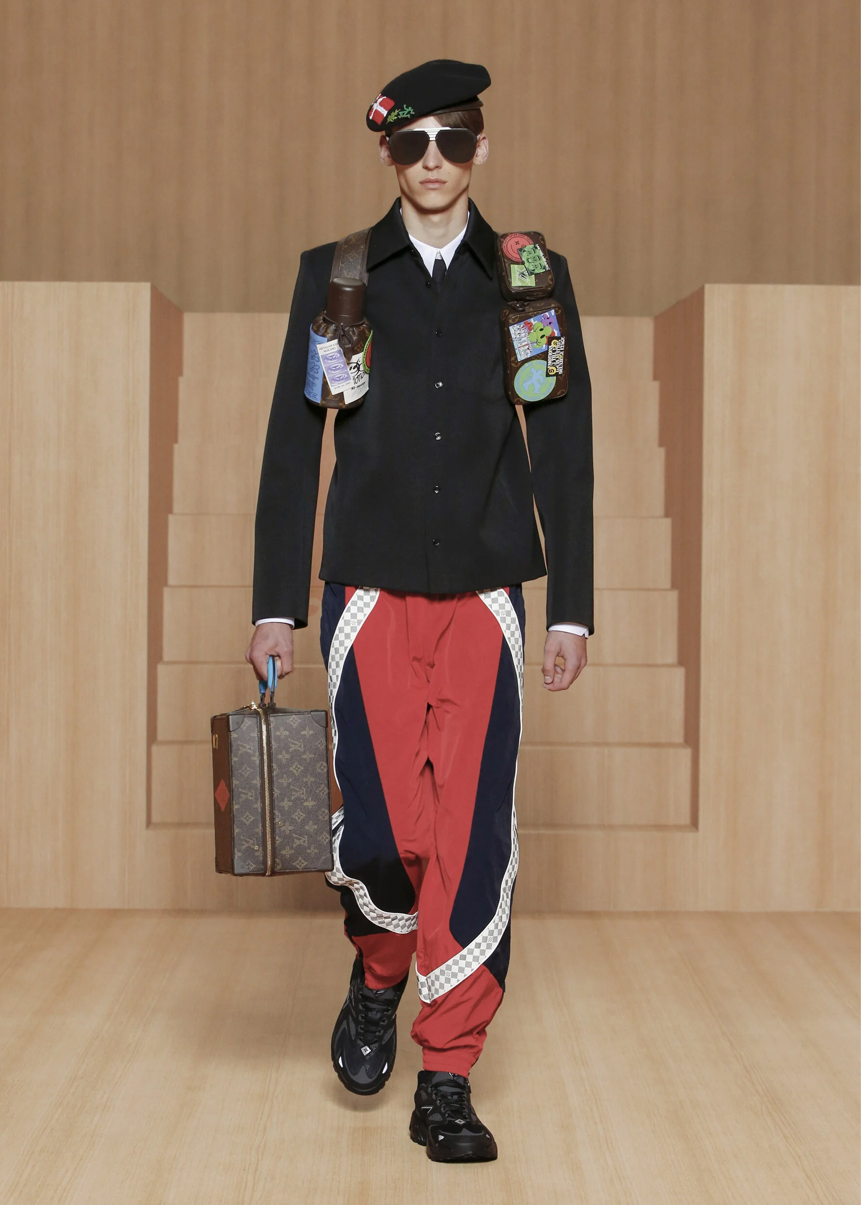 Louis Vuitton 22年春夏　ブラックプルオーバーパーカー brand-td-store_00037886