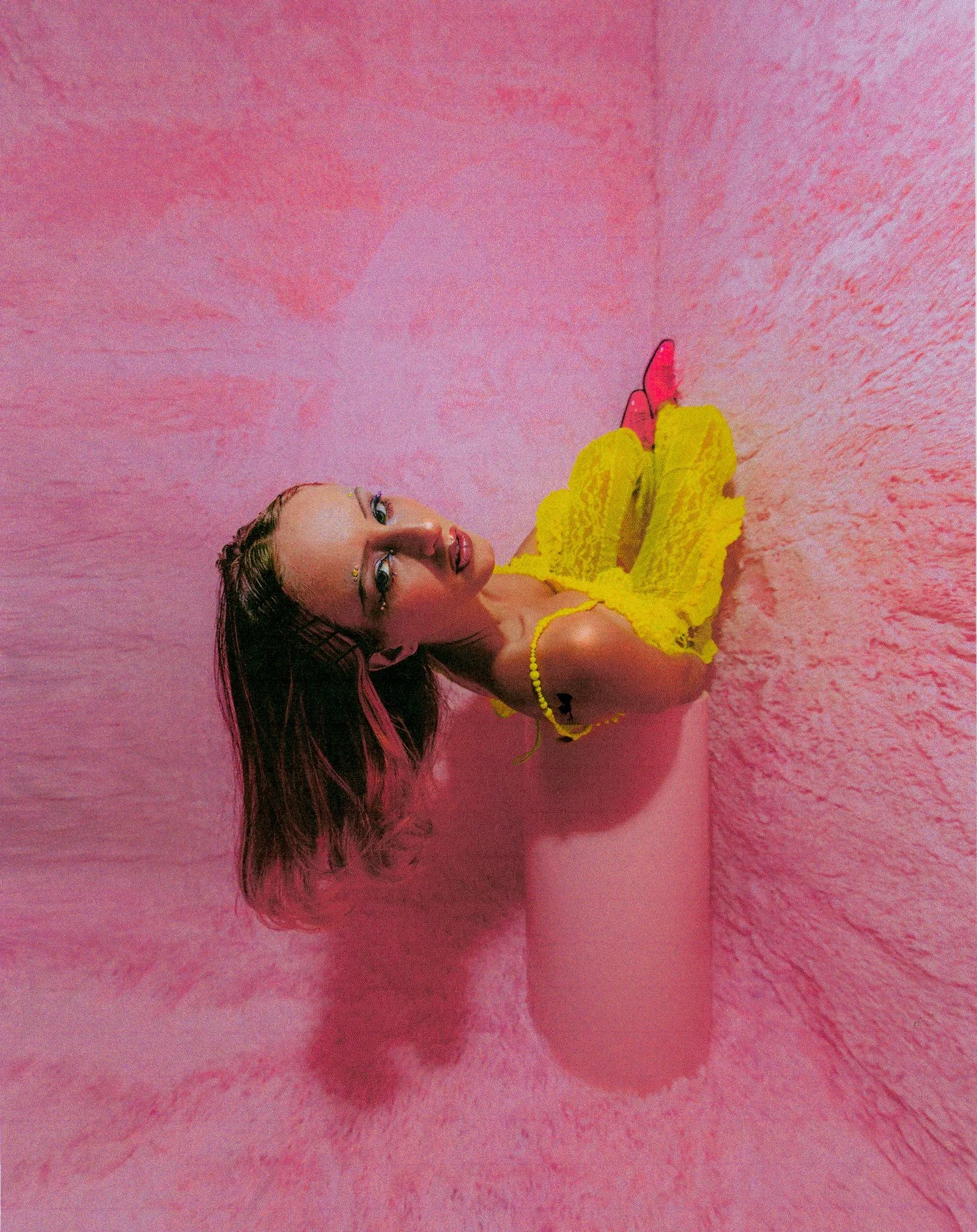 Mia Gladstone | Releases 'TALKING ONLINE'