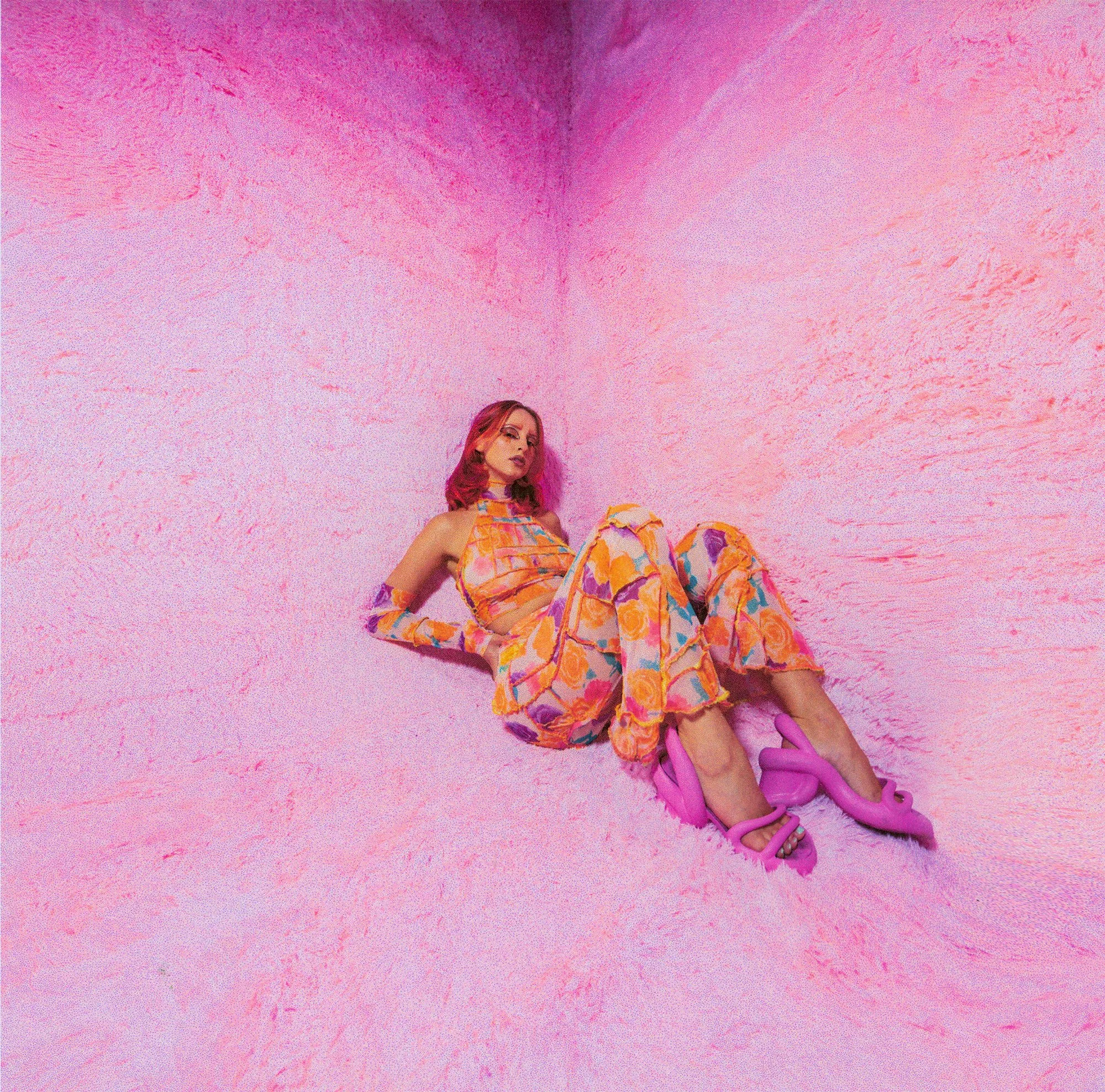 Mia Gladstone | Releases 'TALKING ONLINE'