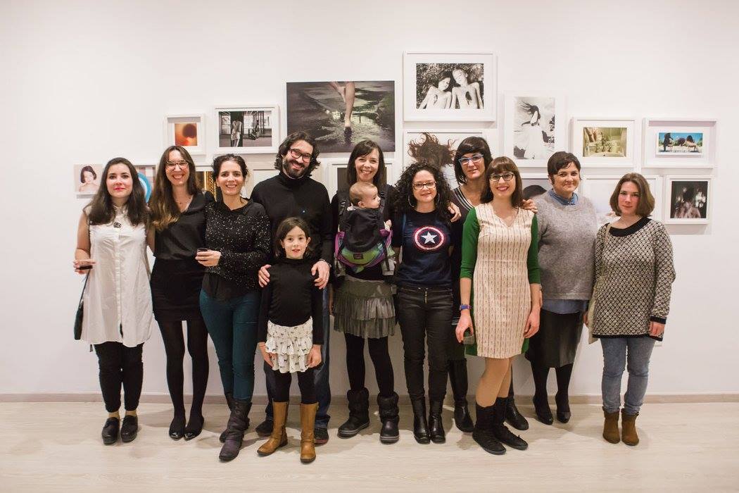 Retrato de grupo de las mujeres que forman parte de la colección Paulina con sus fotografías.