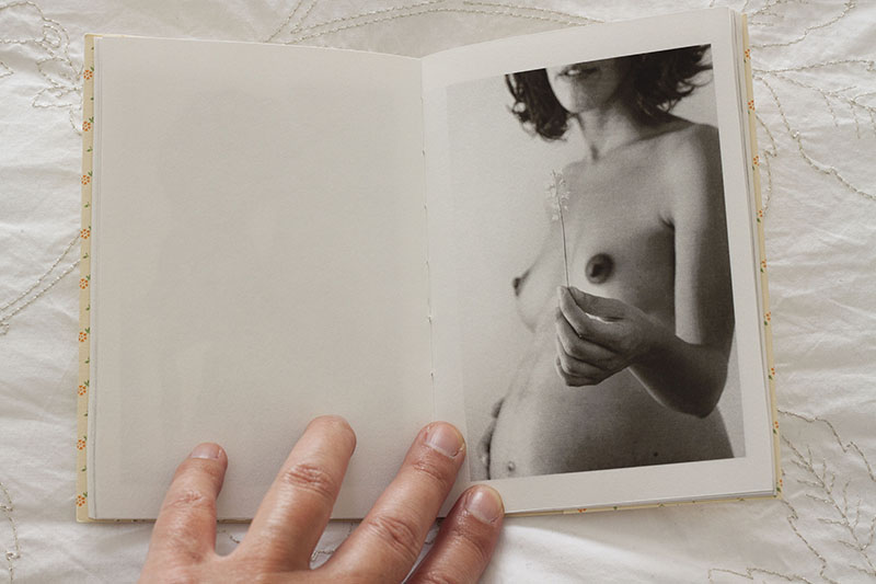 Libro con fotografías de un embarazo dedicado a la niña que después nació: Zoe. 