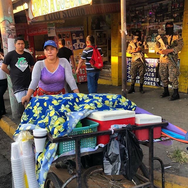 Ventas d&iacute;a de fiesta Sonsonate / high security during Sonsonate&rsquo;s street fair .
.
.

#EverydayLatinAmerica #natgeolatam #ourstreets #streetphotography #streetphotographymagazine #lensculturestreets #streetphotographycommunity #lenscultur