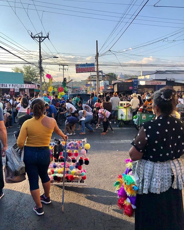 Sonsonate de feria / town fair and the lovely ladies throw candy from the parade floats / street vendor with attitude looks on / the sky crosshatched with powerlines .
.
.

#EverydayLatinAmerica #natgeolatam #ourstreets #streetphotography #streetphot