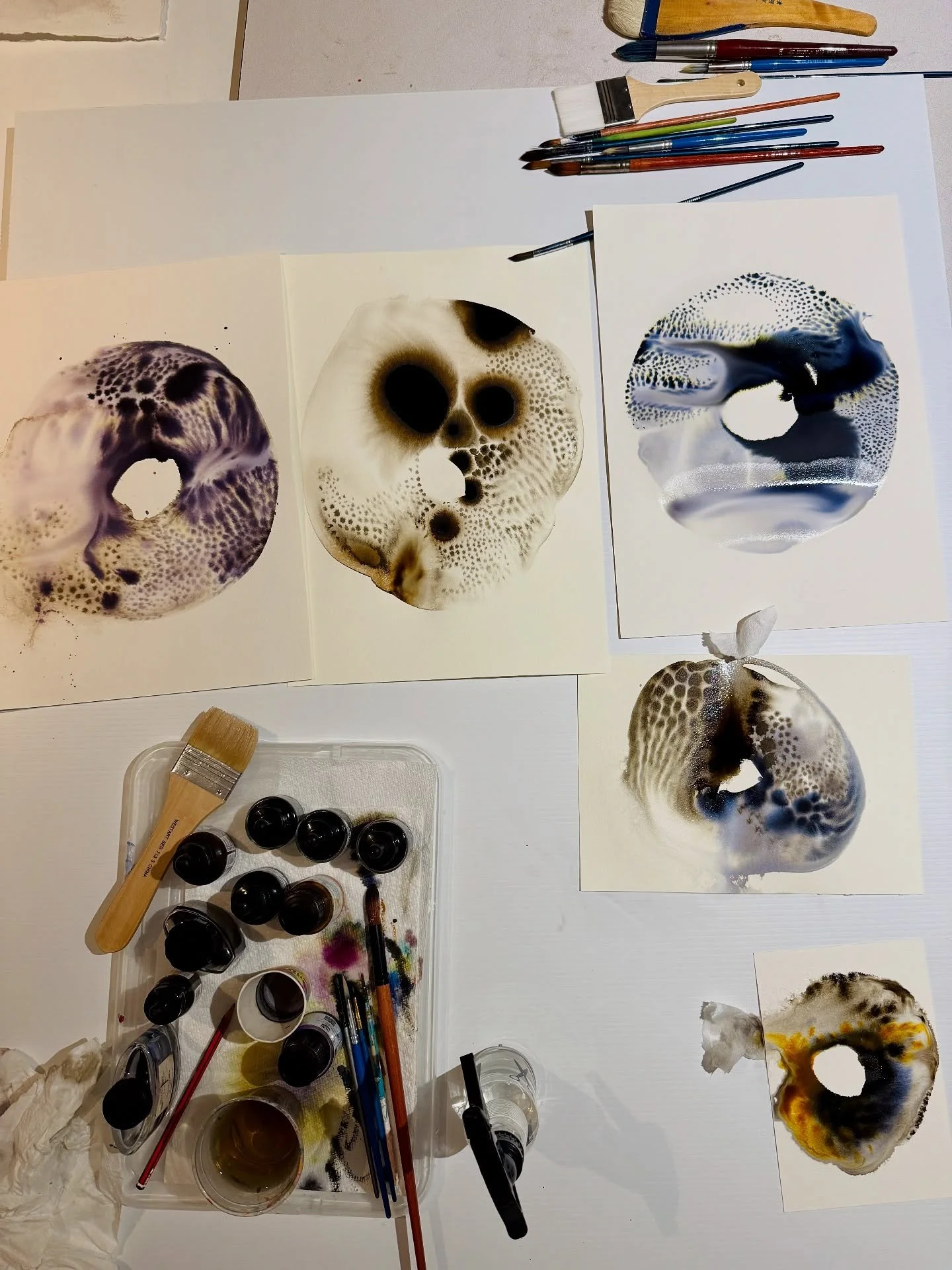 Little experiments in colour, flow, and presence.
Each one is like a quick breath on paper, a way of noticing and capturing a moment, before it drifts into the next&hellip;. Soulcircles are invitations into presence.
#worksonpaper #abstractartist #ar