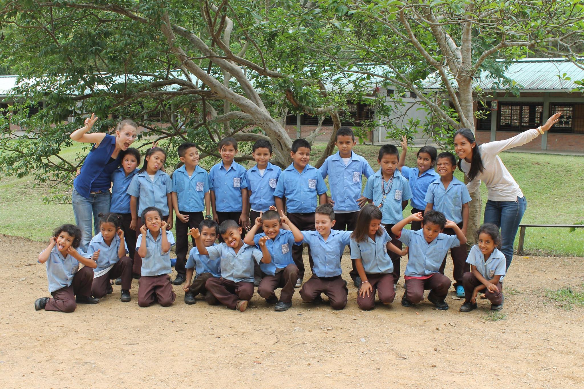 Profe Viviana (right) and one of her 1st grade classes.