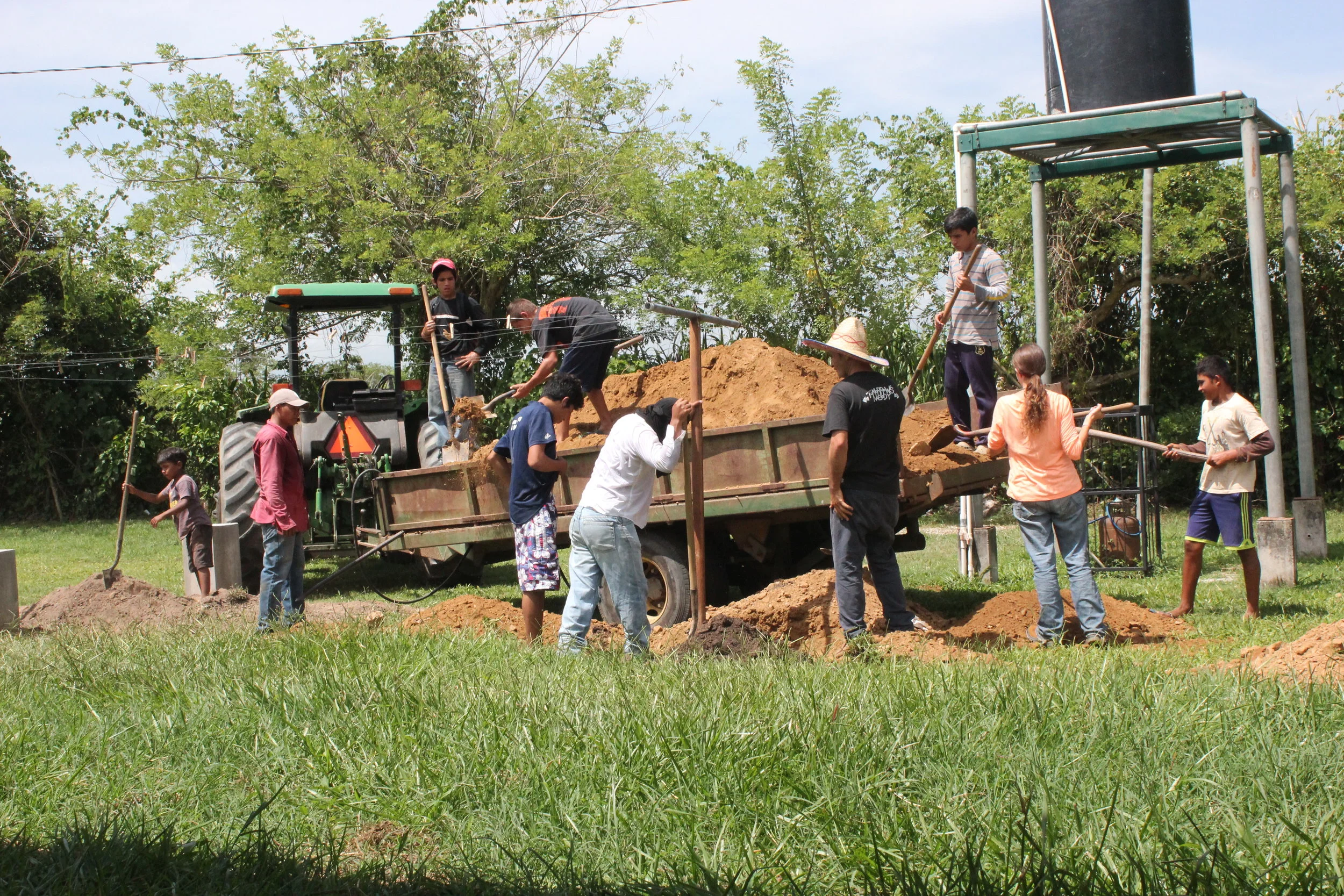 Adán (farthest right) helping in his favorite area of Amigos -- 'agro'!