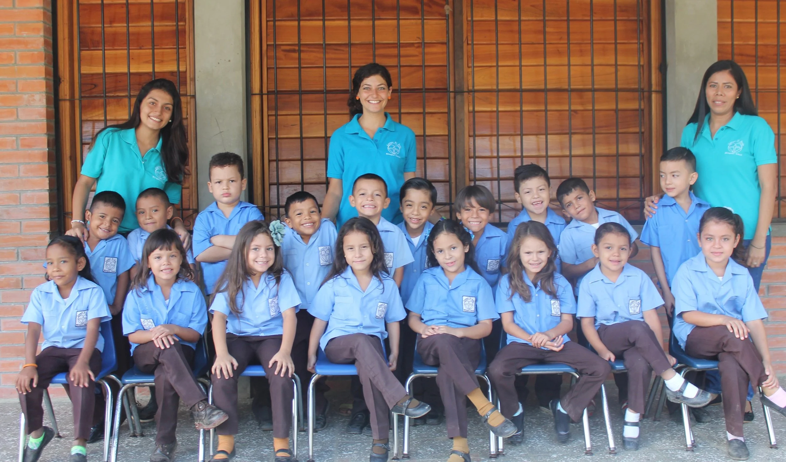 Miss Christina (standing in middle) with her'Prepa' (Kindergarten) class during the 2015-2016 school year. 