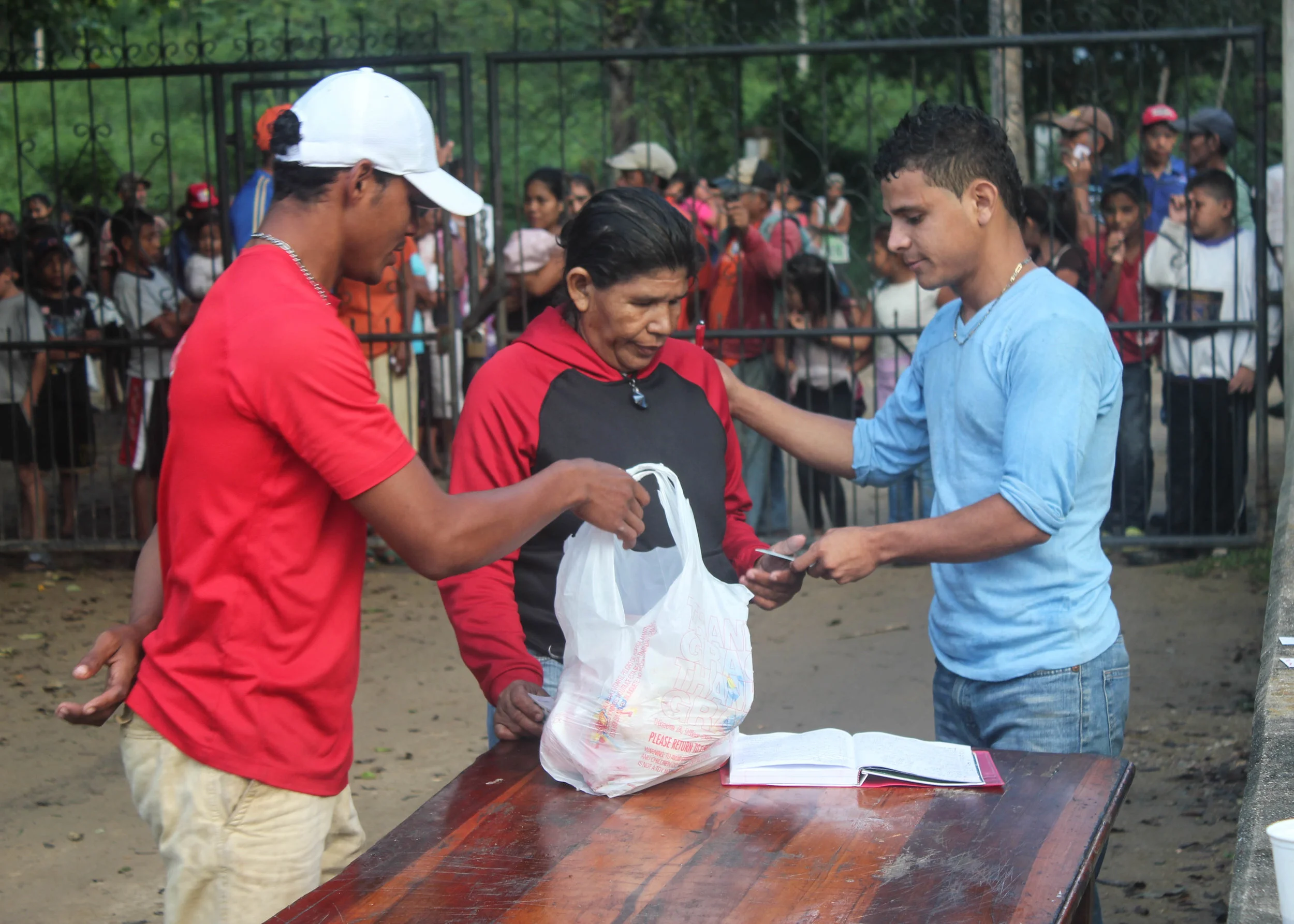 Each year on Christmas Day, the 'jovenes' organize a community service project where they give food to families in the area to ensure that each family enjoys a Christmas dinner. 