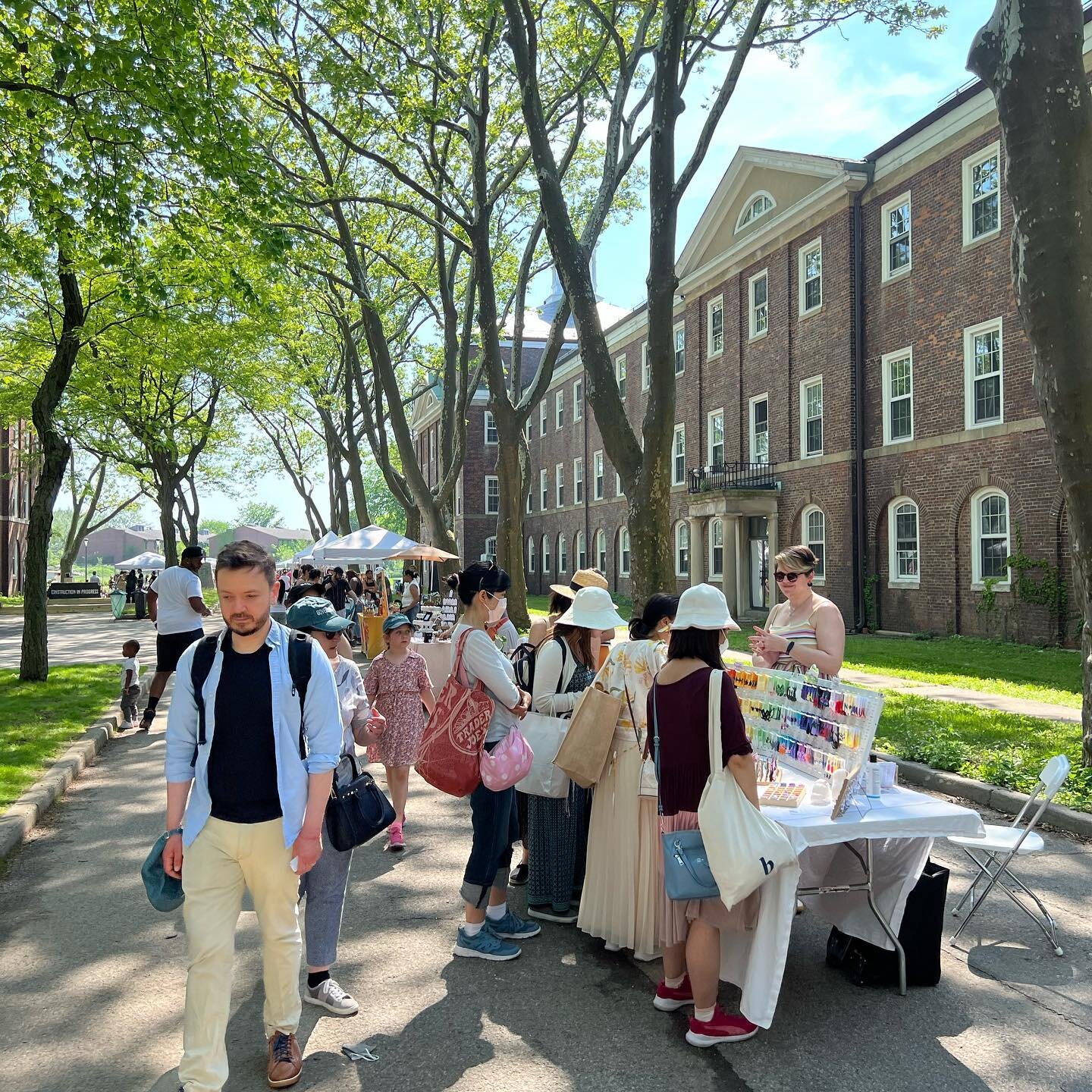 Get those sunglasses out and your reusable bags ready because our @governorsisland pop-up is this weekend! Did you know that all passengers ride free on Saturdays and Sundays before noon and all day long if you&rsquo;re a IDNYC holder? And with our m