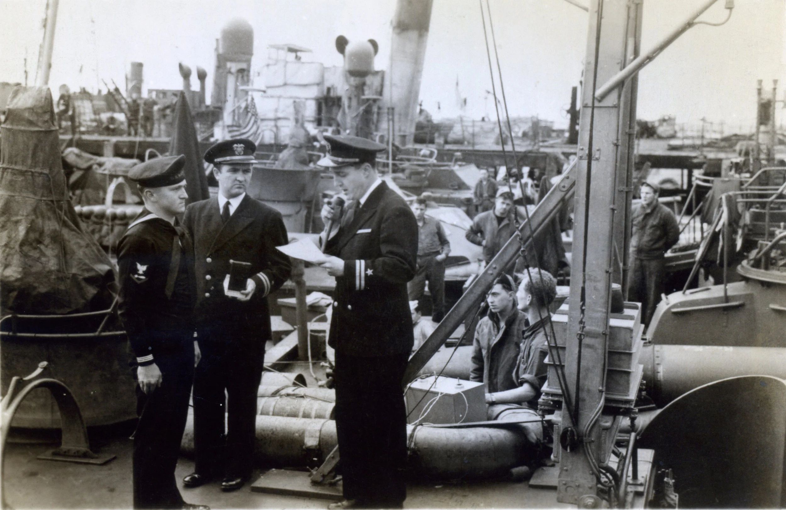 RON 34 Sherertz-Harris Presenting to a Seaman