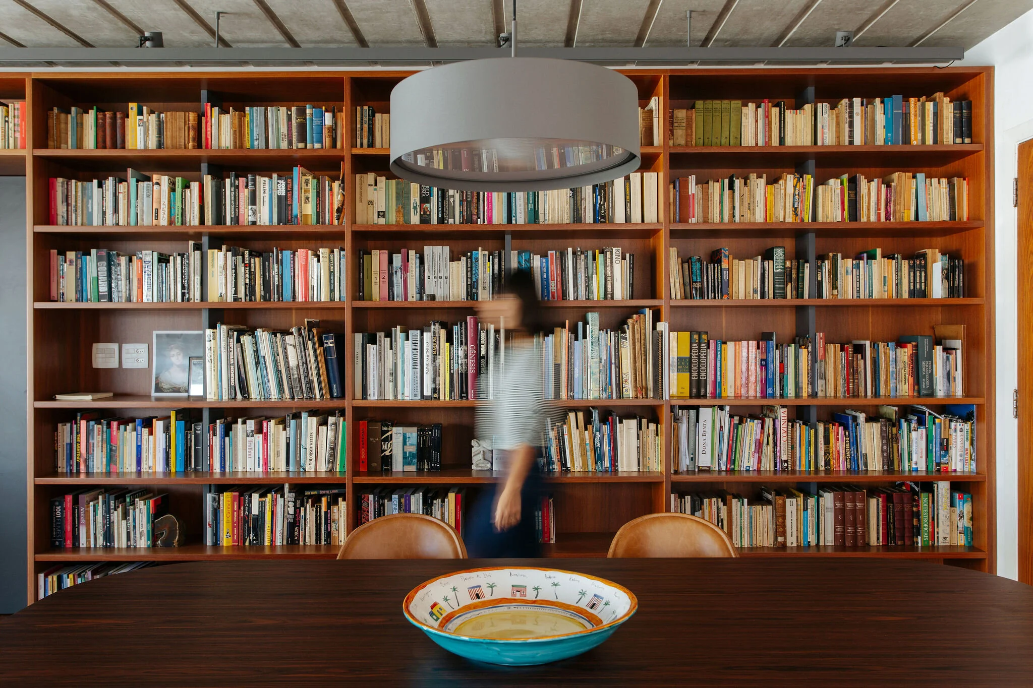 apartamento-reforma-sala-jantar-parede-livros.jpg
