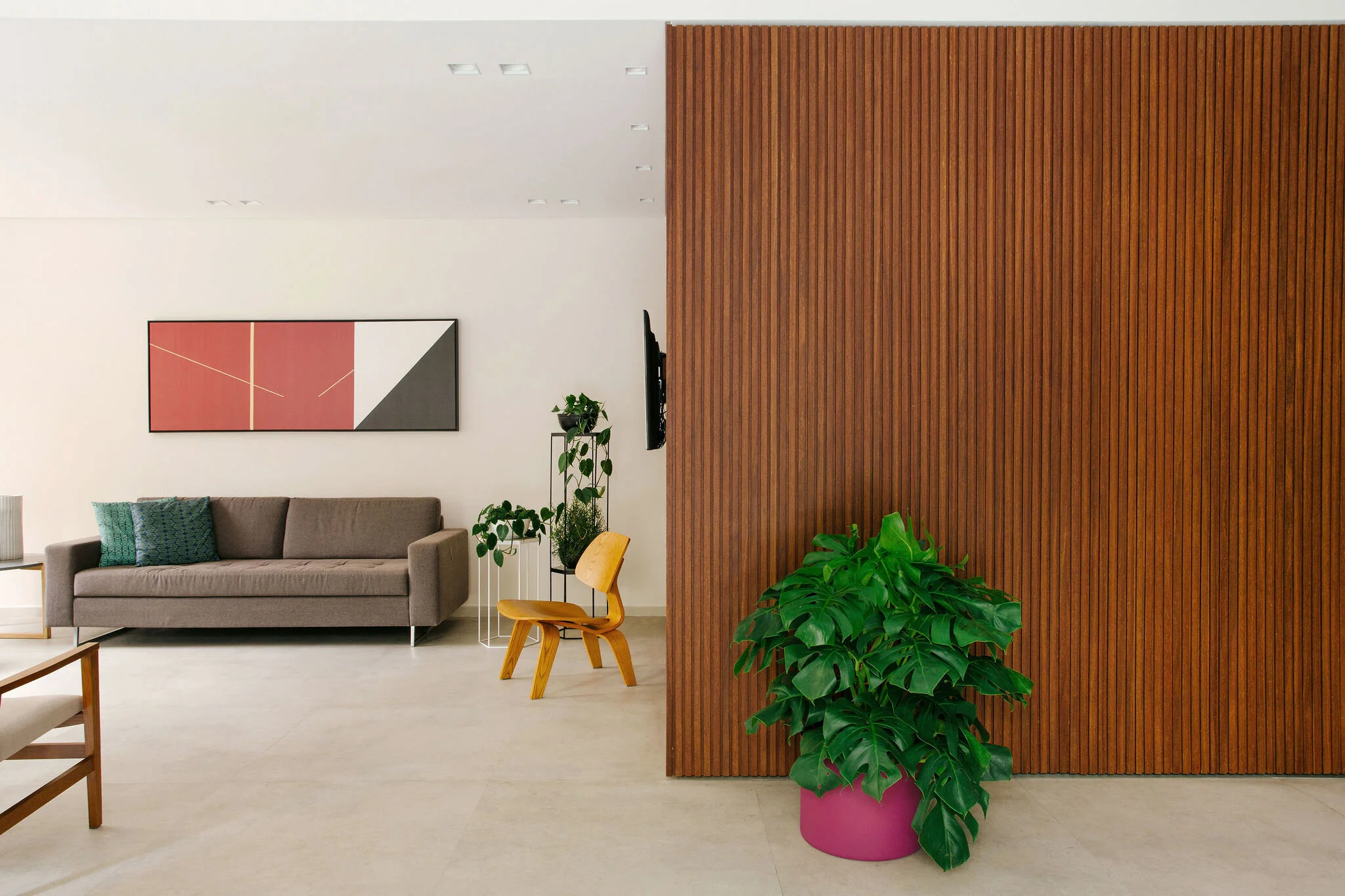 reforma-condominio-residencial-painel-ripado-madeira-selvvva-plantas.jpg