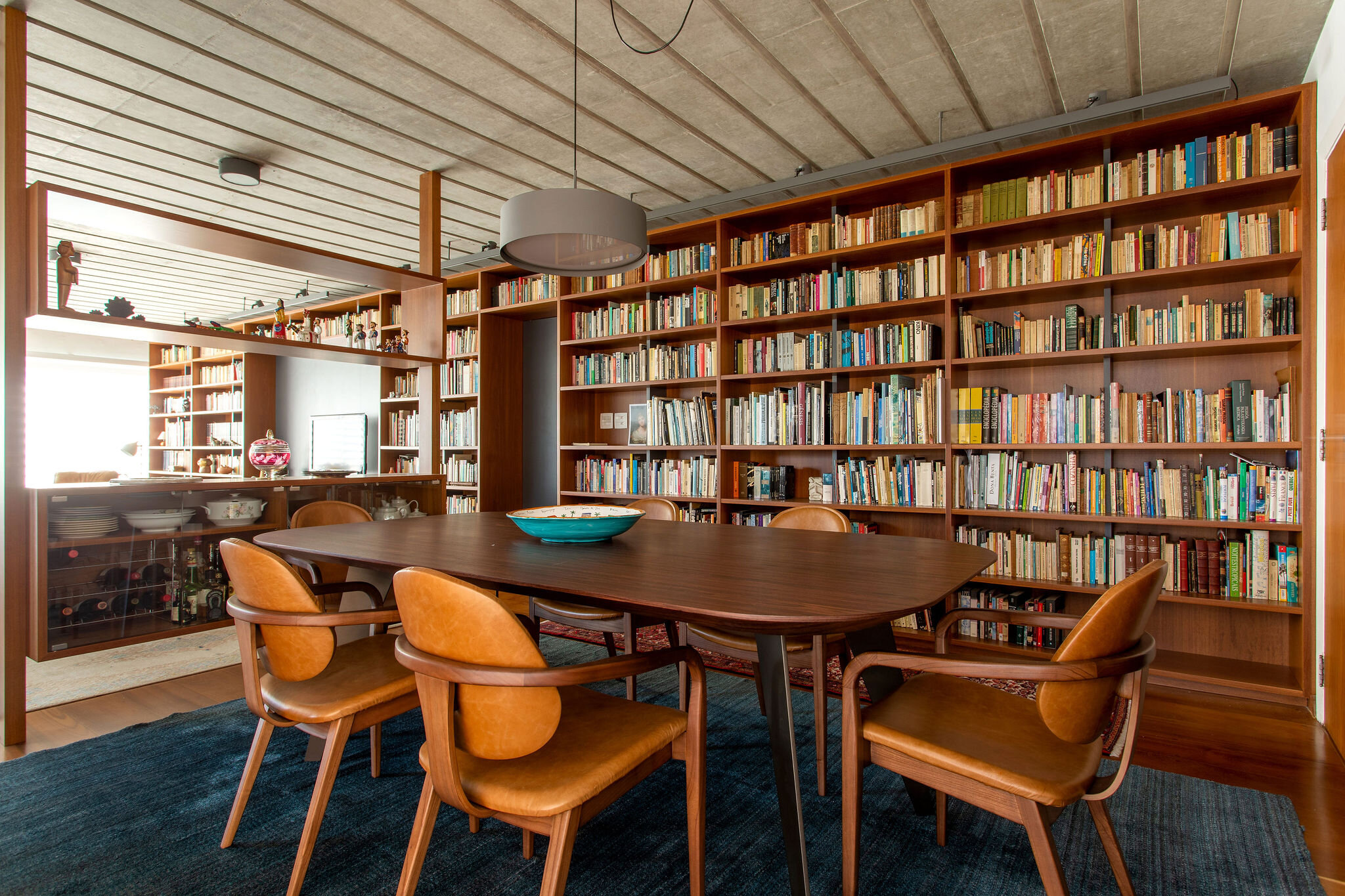 apartamento-reforma-sala-jantar-parede-livros-teto-concreto-aparente.jpg