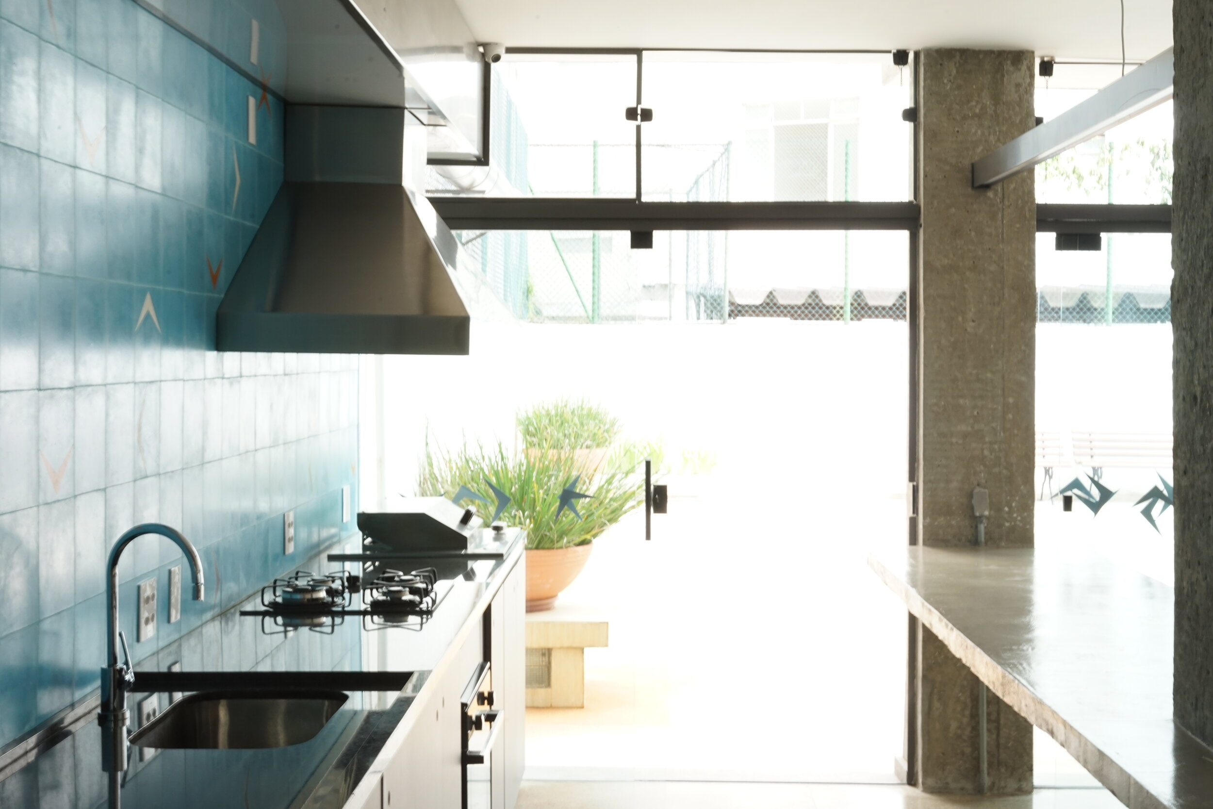 reforma-cozinha-painel-ladrilho-hidraulico-azul-pilar-concreto-aparente.JPG