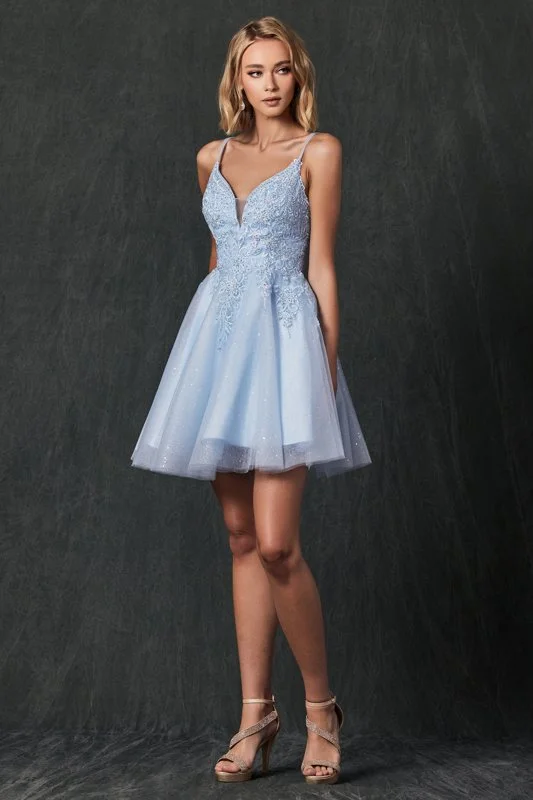 Short ice blue homecoming dress and dama dress.