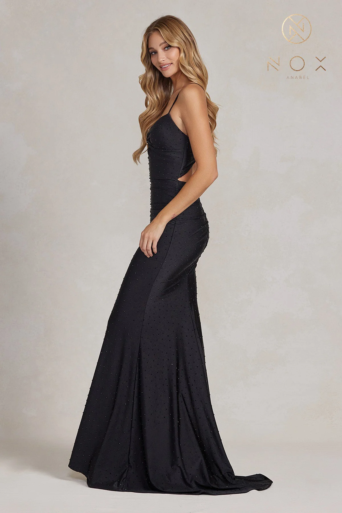Discover the elegance of this timeless black prom dress, offering sophistication and allure in abundance.
