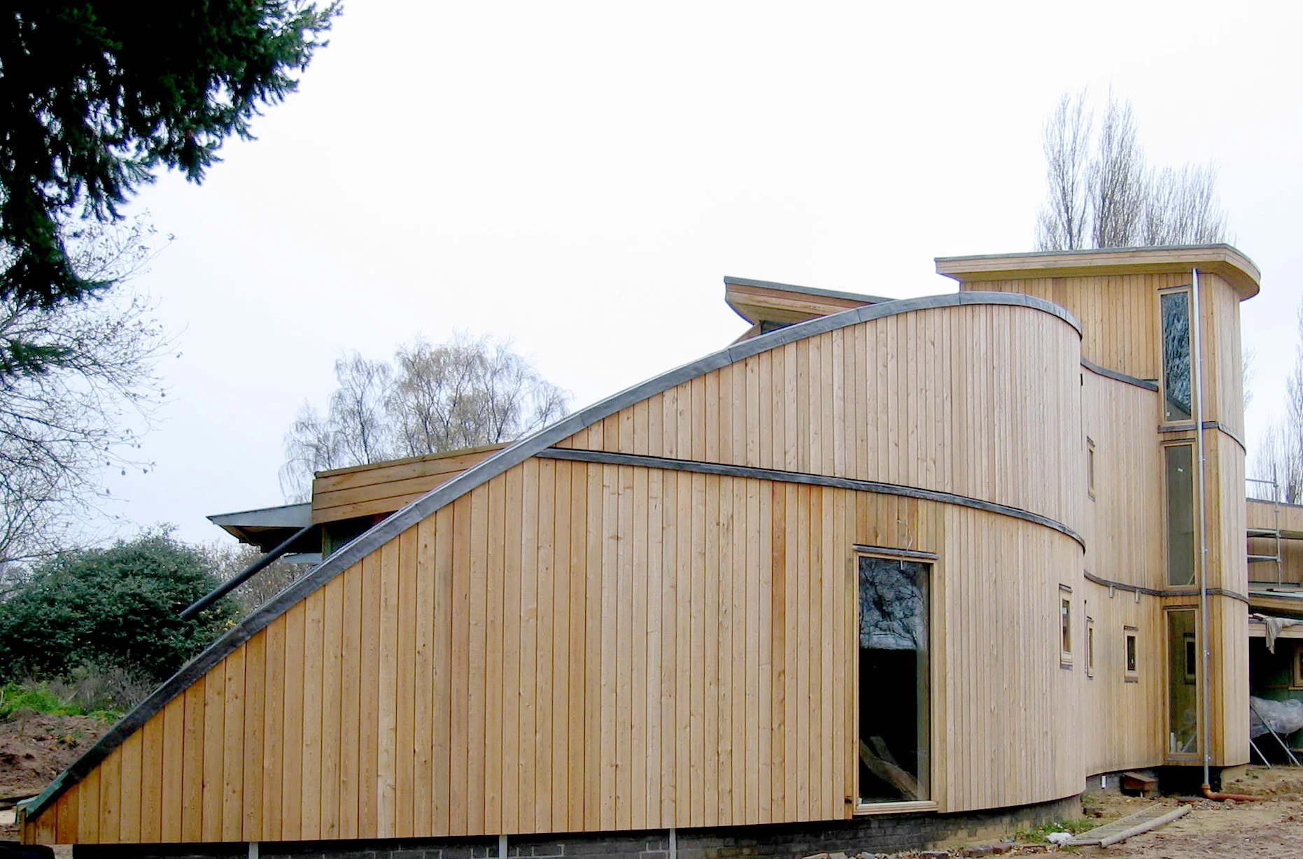 1-construction-robins-hill-eco-house-curved-walls-timber-cladding.jpg
