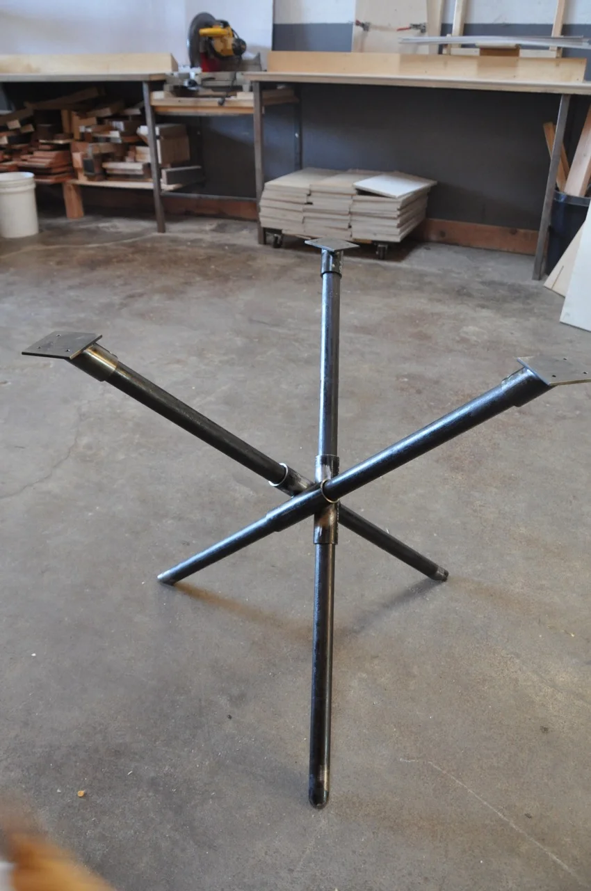  Steel table base. 