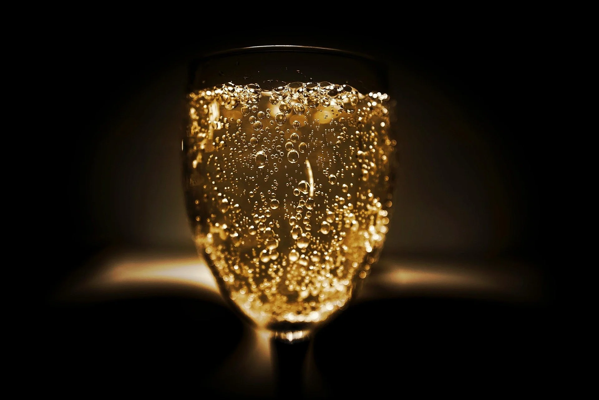 pexels-champagne-2178775_1920.jpg